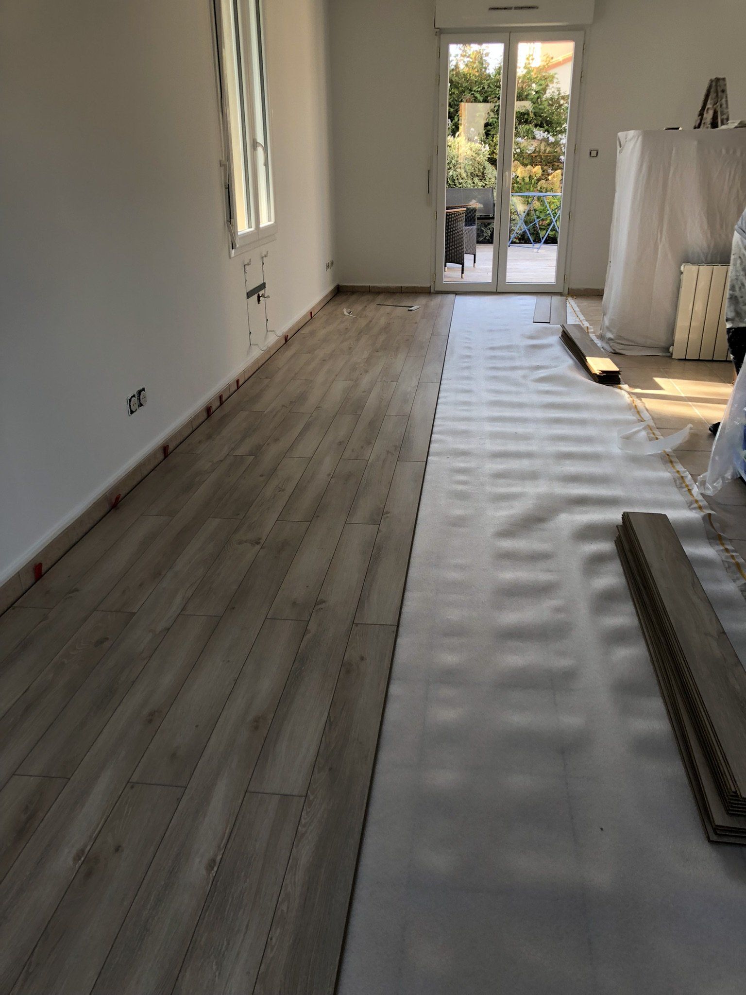 Pose de sol stratifié avec film anti-humidifité posé sur le carrellage