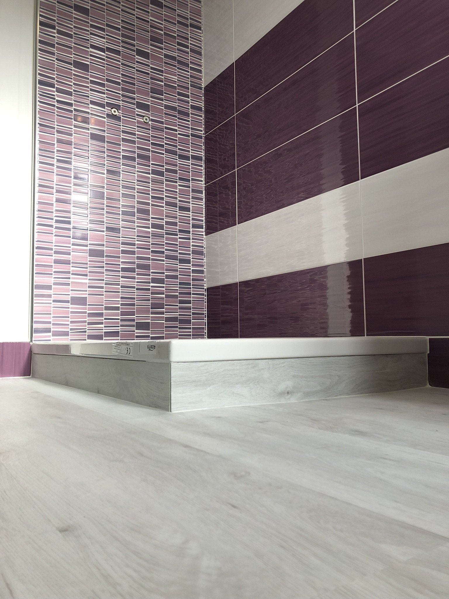 Salle d'eau avec pose de faïence violet vue en contre plongée