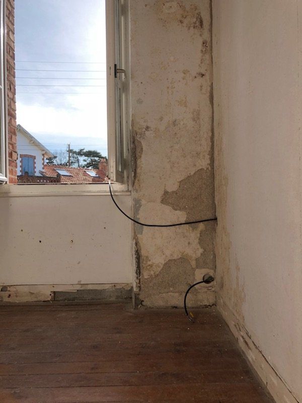 avant préparation d'un mur pour la pose de revêtement