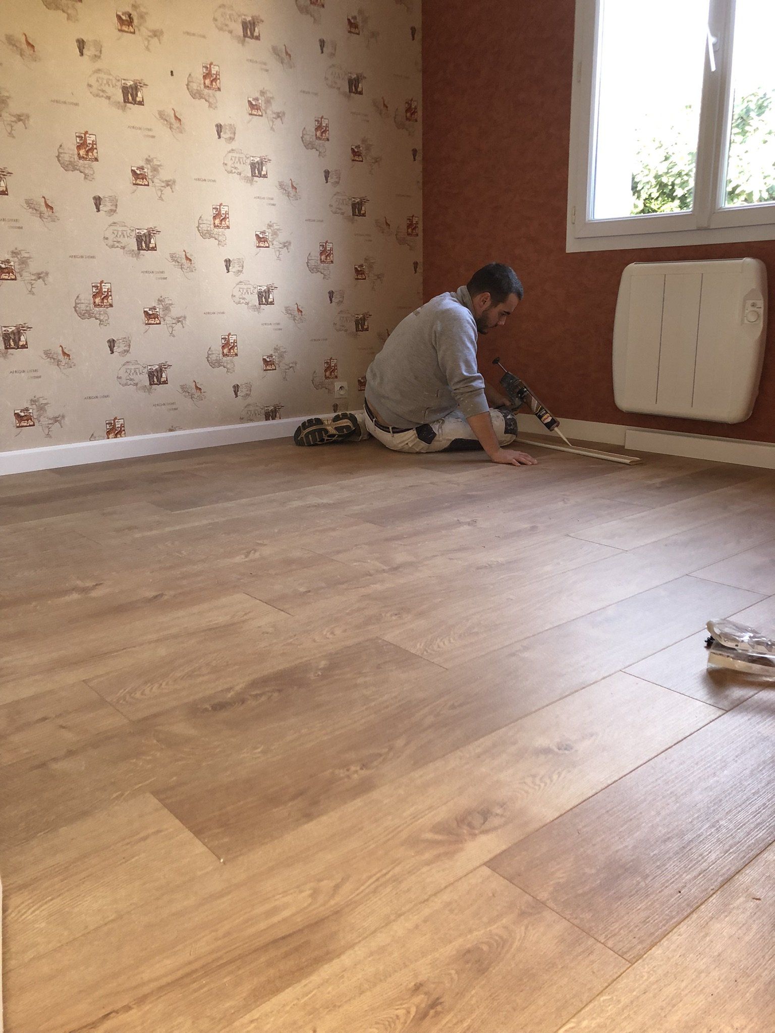 Pose de sol stratifié avec artisan