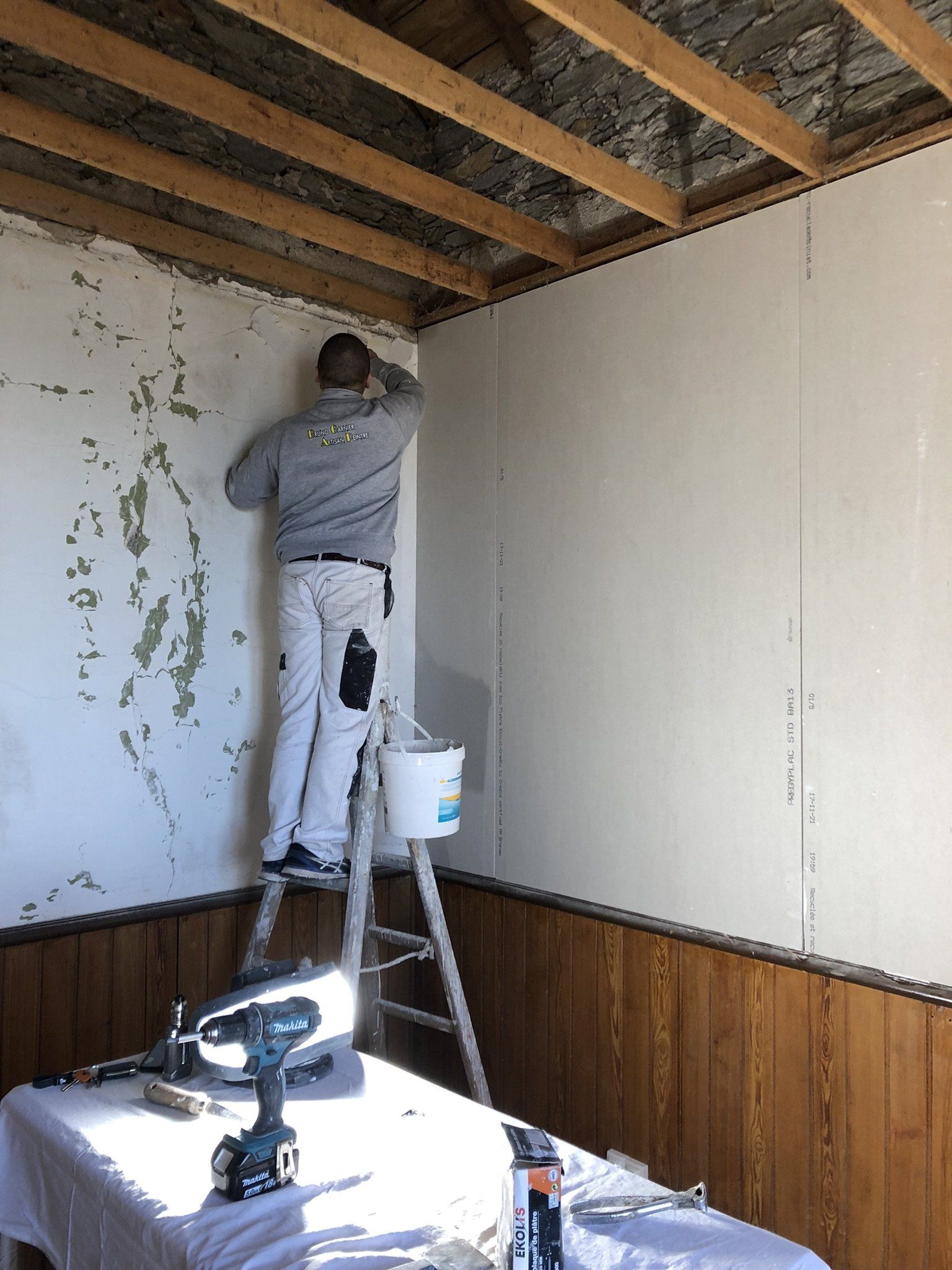 rebouchage de trou avant l'application de peinture