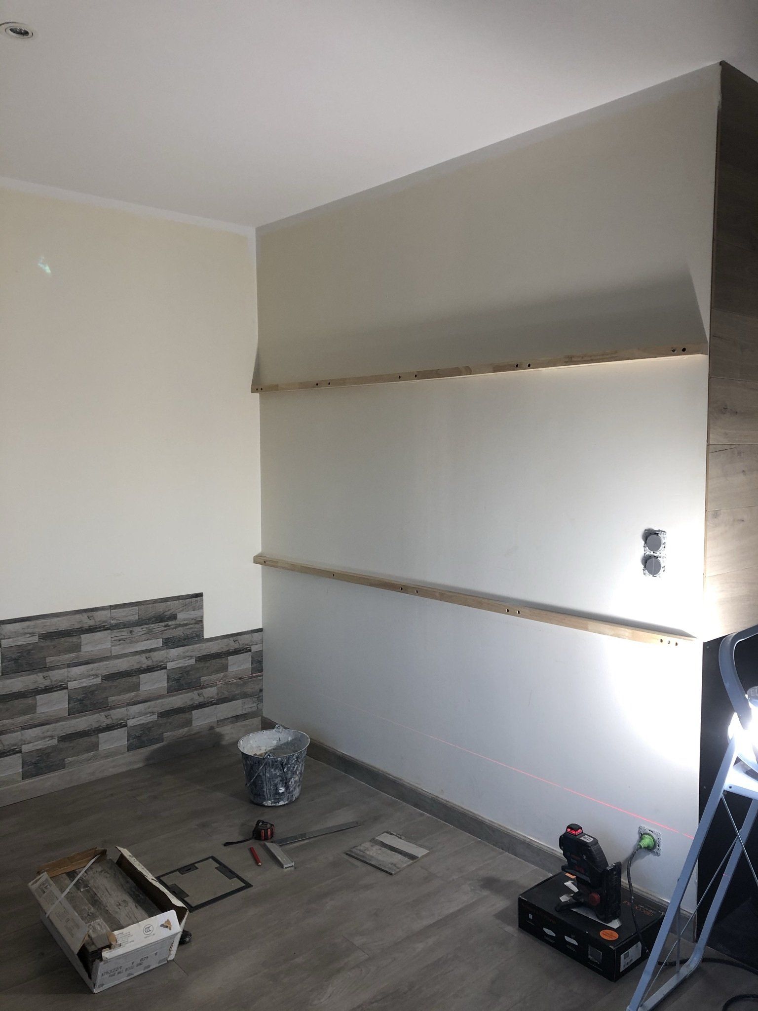 Pose de pierre de parement et liteau de soutien pour des étagères