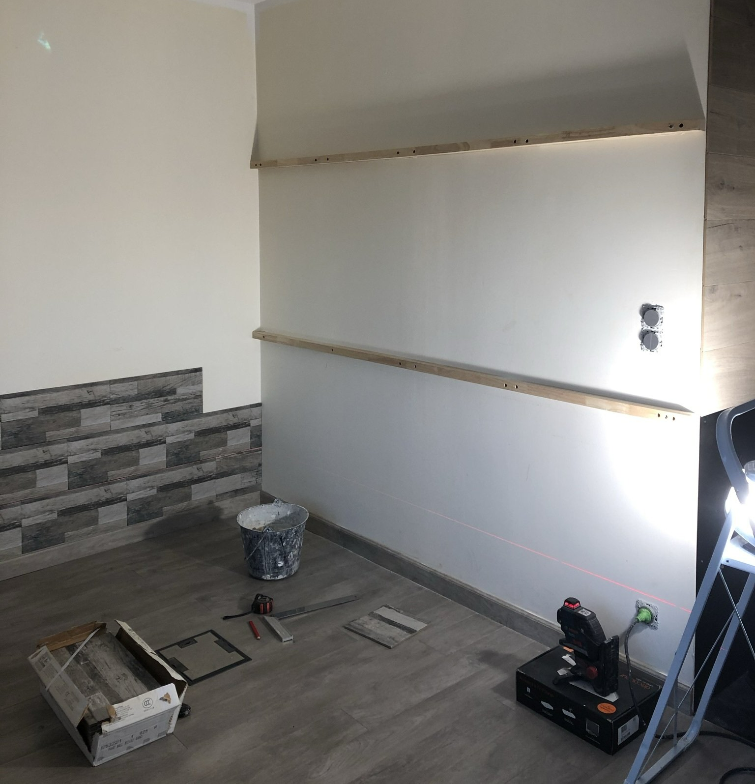 pose de pierre de parement, avec liteau de fixation pour étagère en chêne