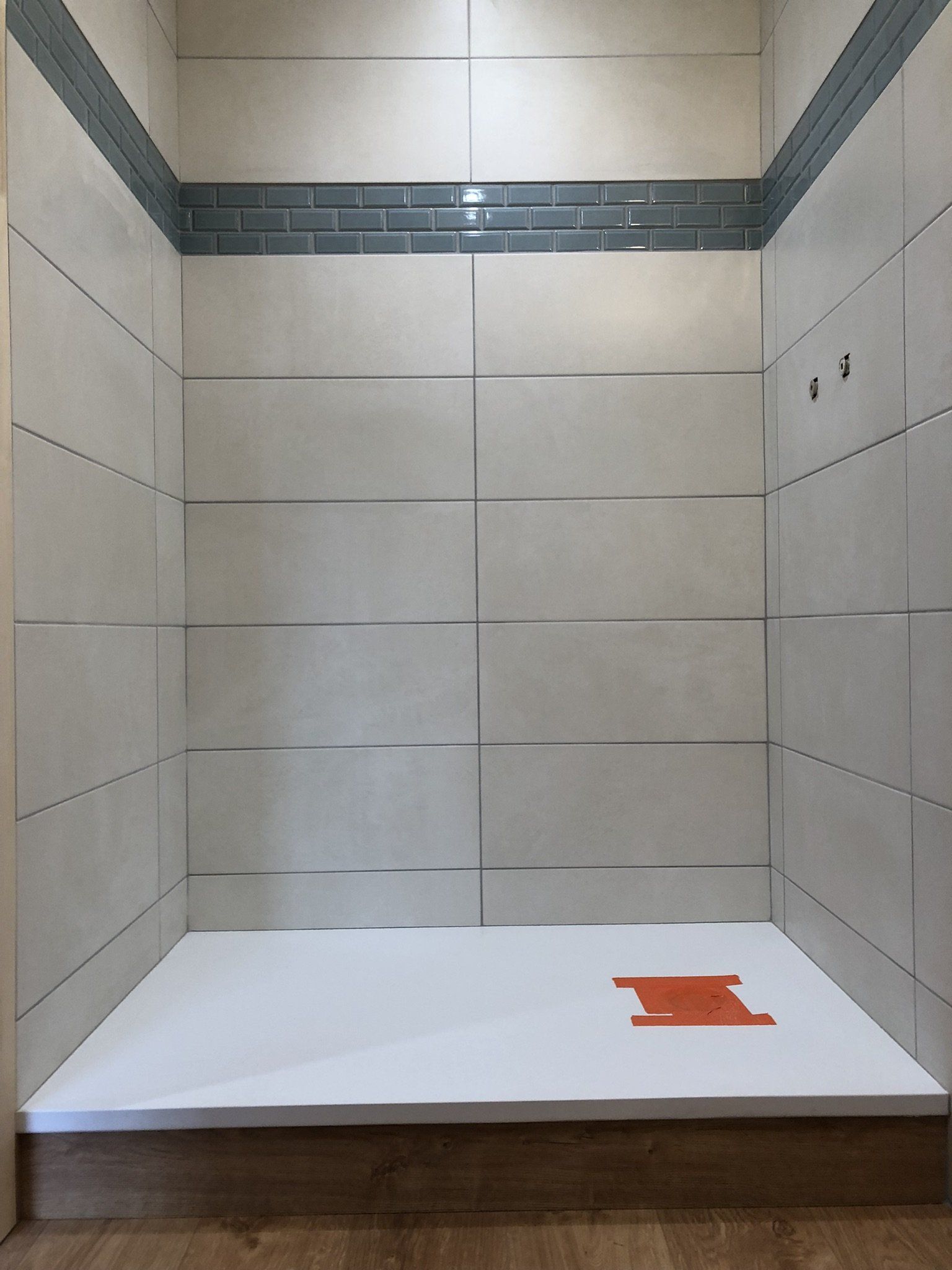 Pose de faïence dans une douche