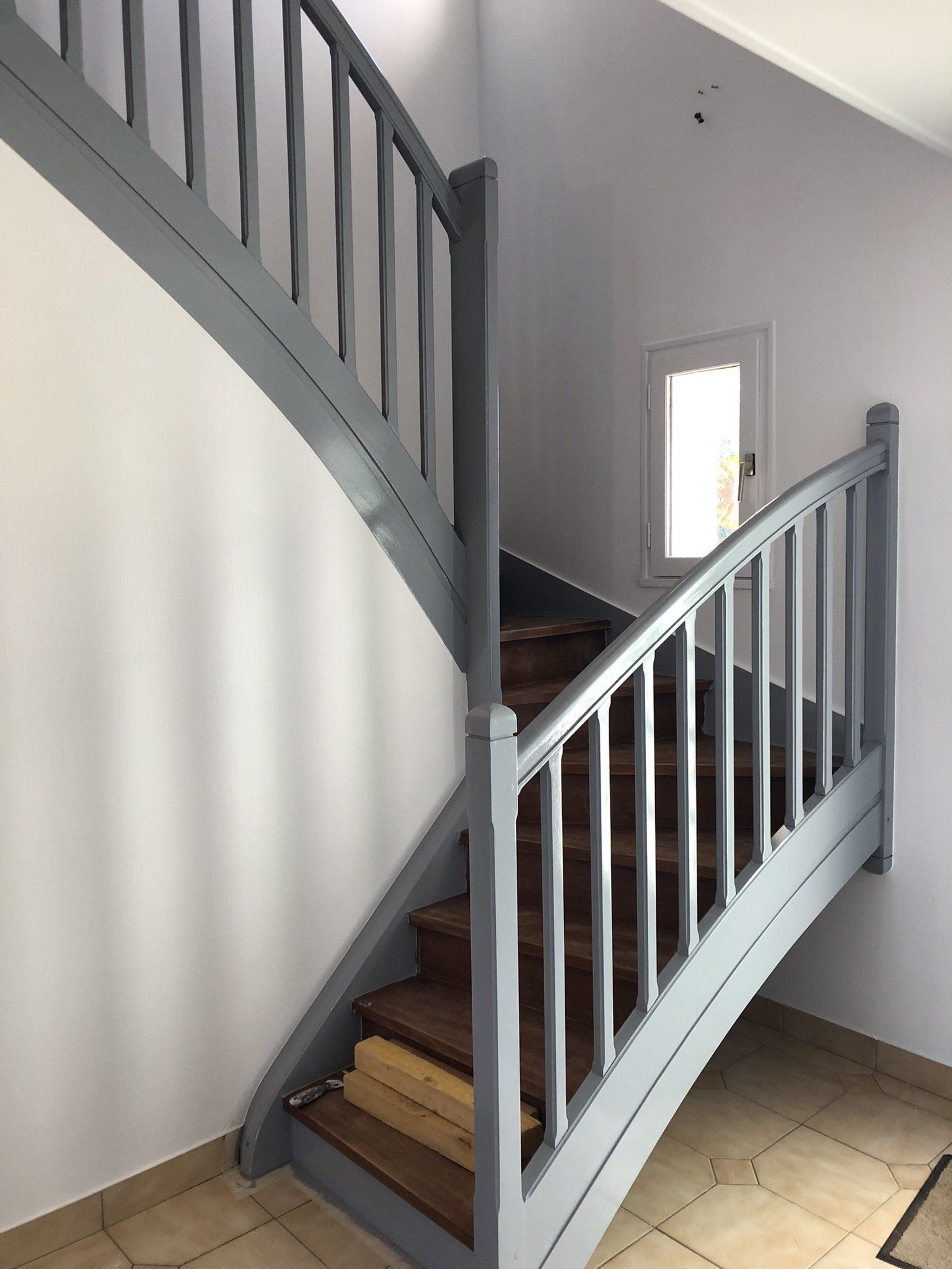 penture d'escalier grise