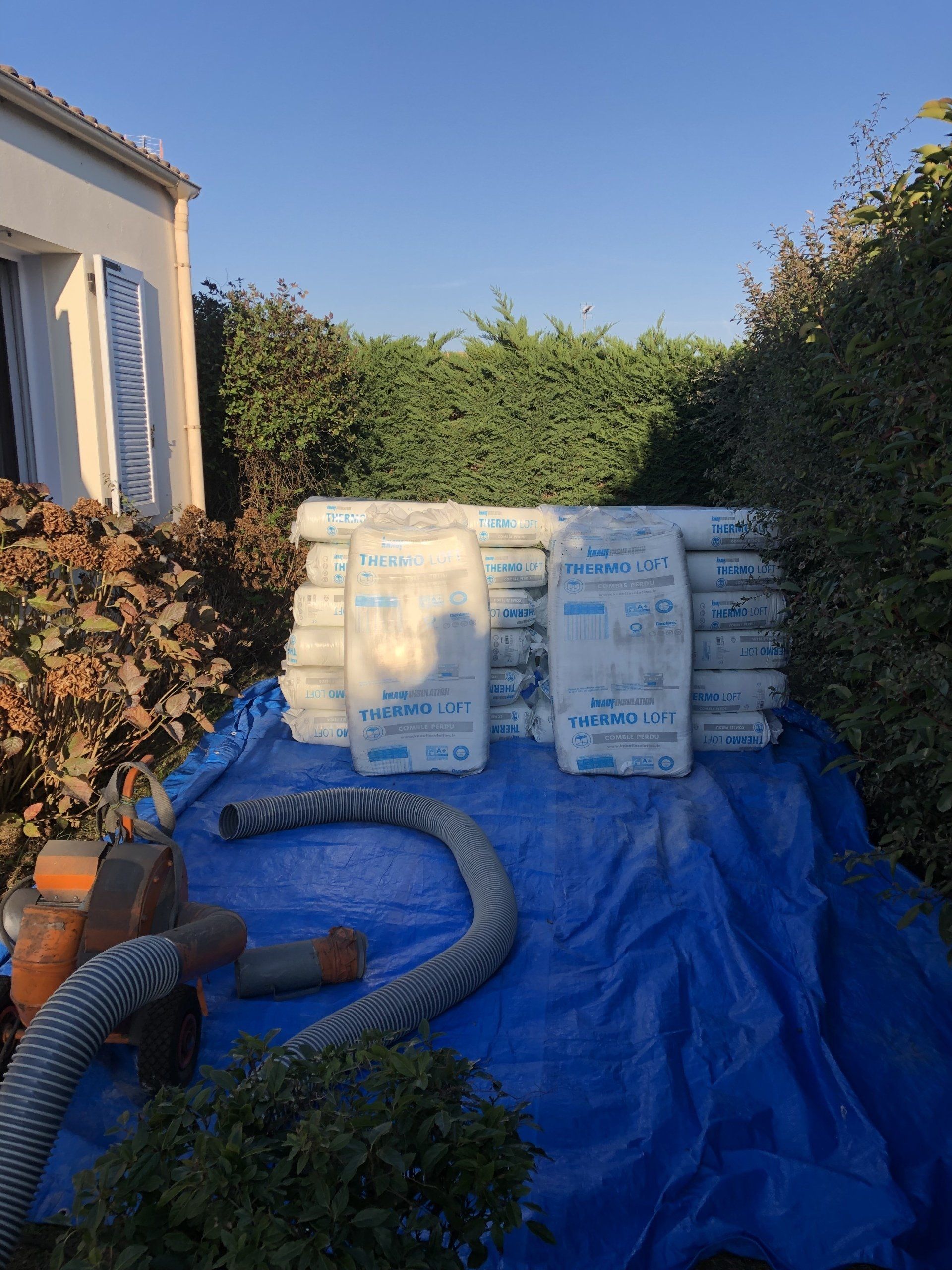 Sac d'isolation posé sur une bâche à l'extérieur