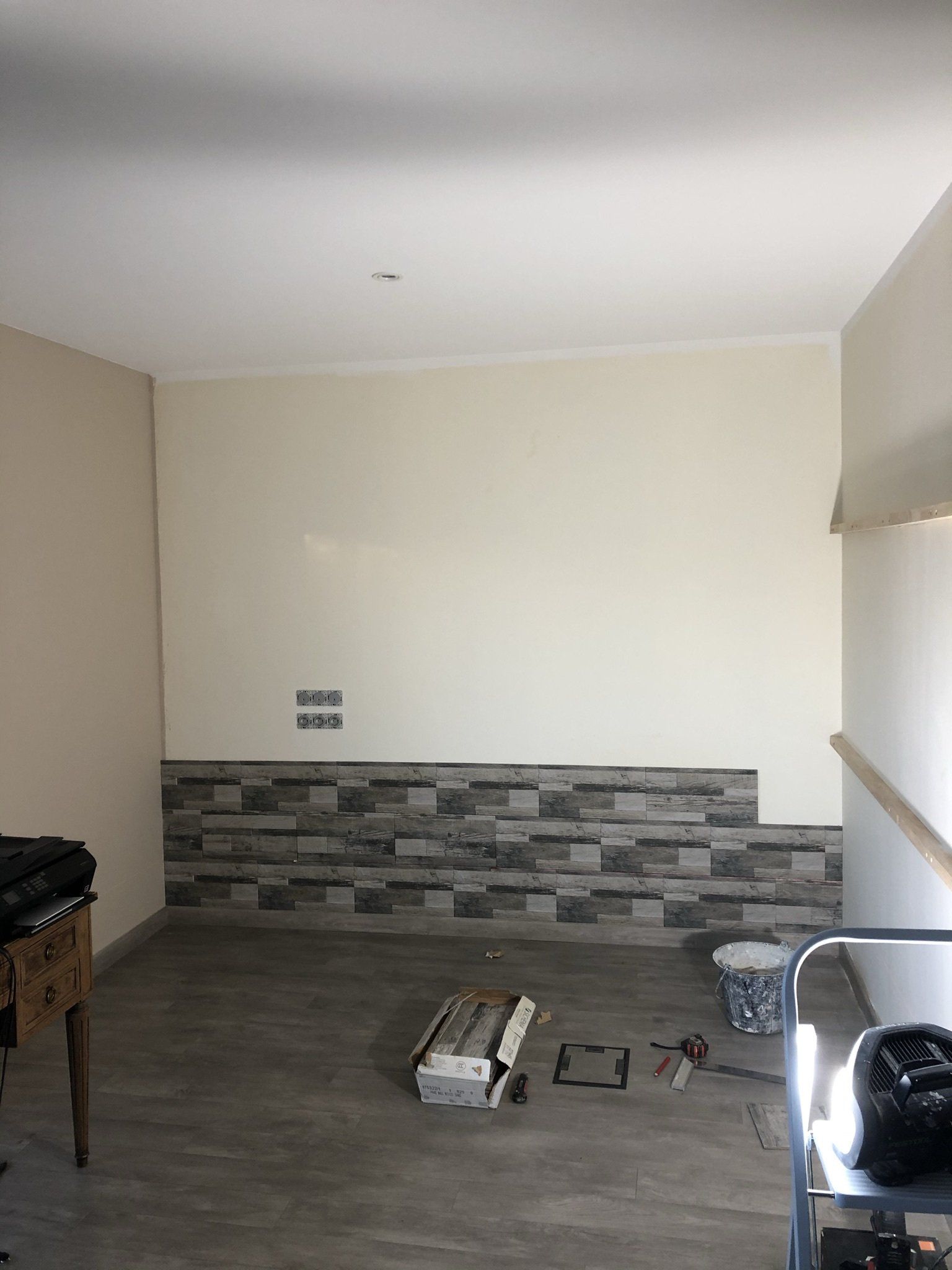 Pendant la pose de pierre de parement