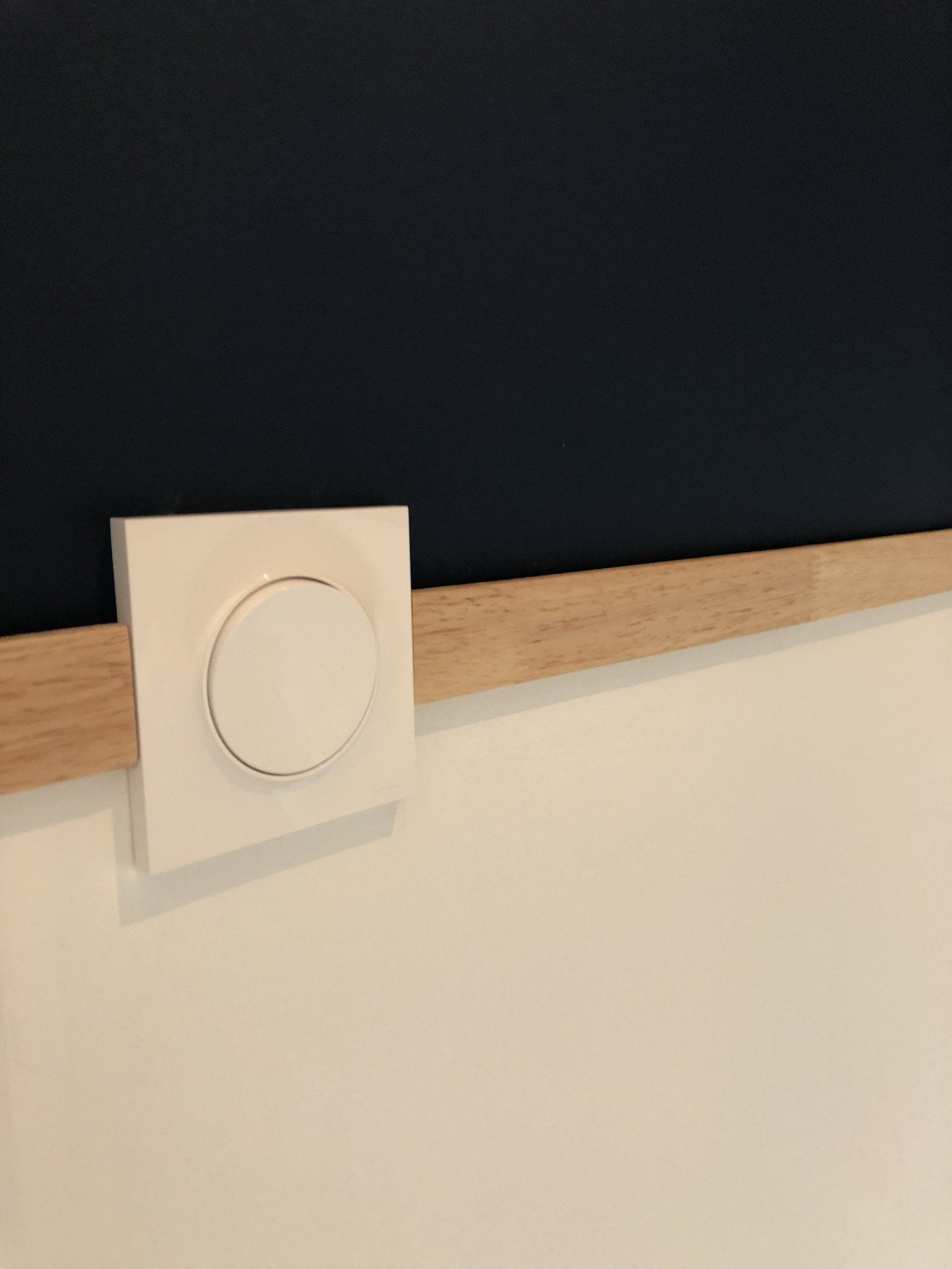 Revêtement de mur avec peinture et baguette en bois