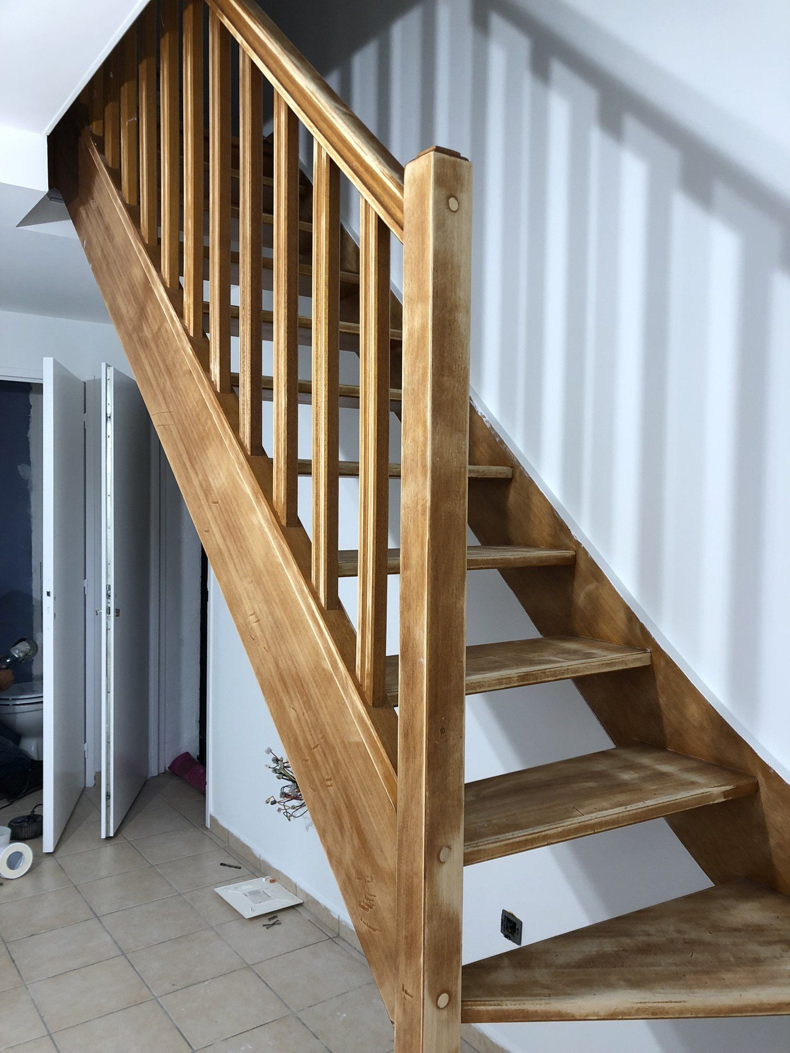 revêtement murale derrière un escalier