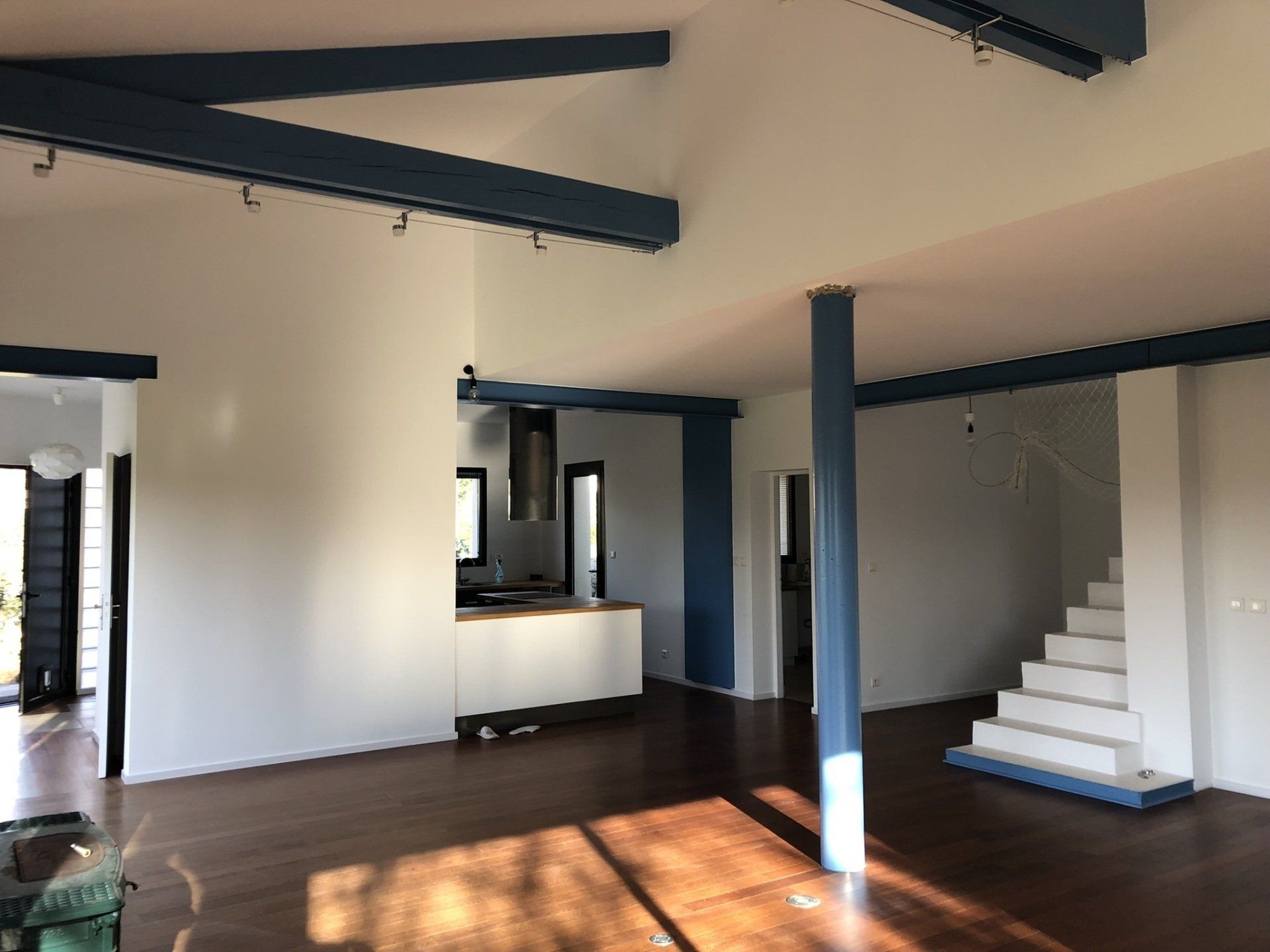 pose de sol stratifié au sol, avec découpe pour un poteau et un escalier