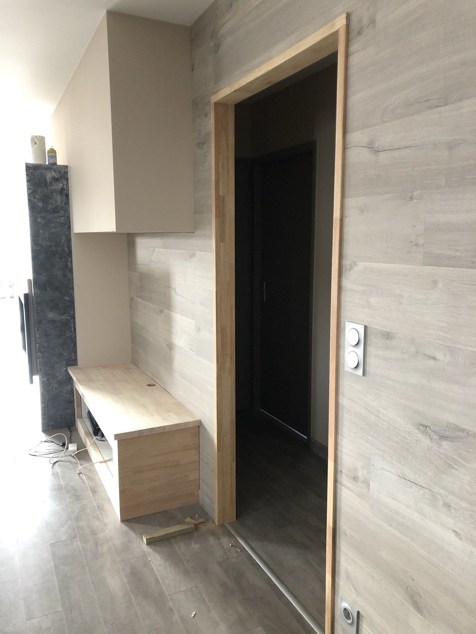 Création d'un coffrage de cheminée un côté bois