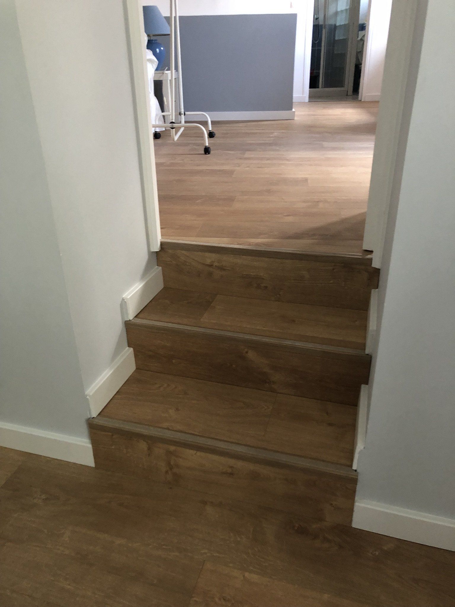 pose de sol stratifié entre deux étages sur des marches