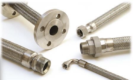 Una manguera trenzada de acero inoxidable con una brida sobre una superficie blanca.