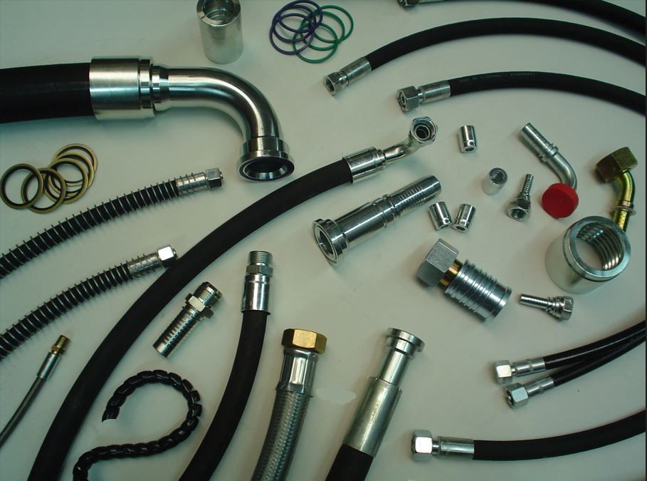 Un montón de mangueras hidráulicas y accesorios sobre una mesa