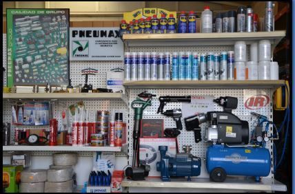 Estantes llenos de herramientas y un cartel que dice phelmax