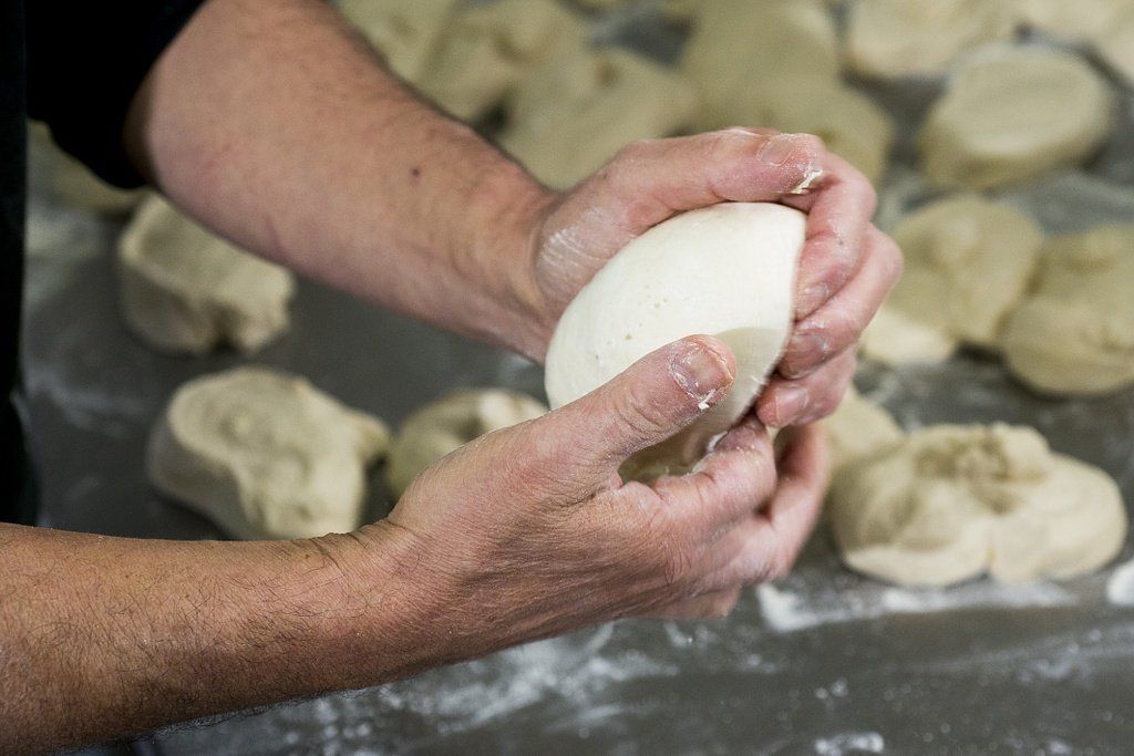 Préparation des boules de pâte à pizza