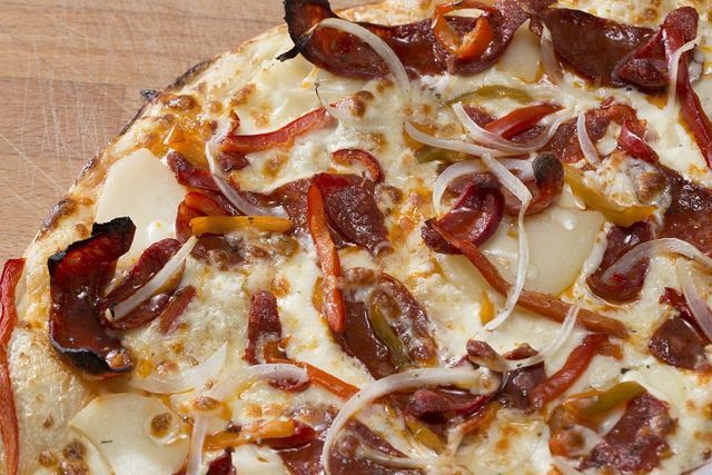 Pizza qui sort du four
