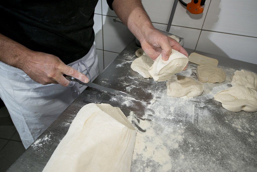 Découpage de la pâte à pizza