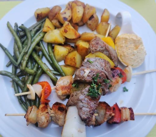 Grüne Bohne, Kartoffeln, Fleischspieße