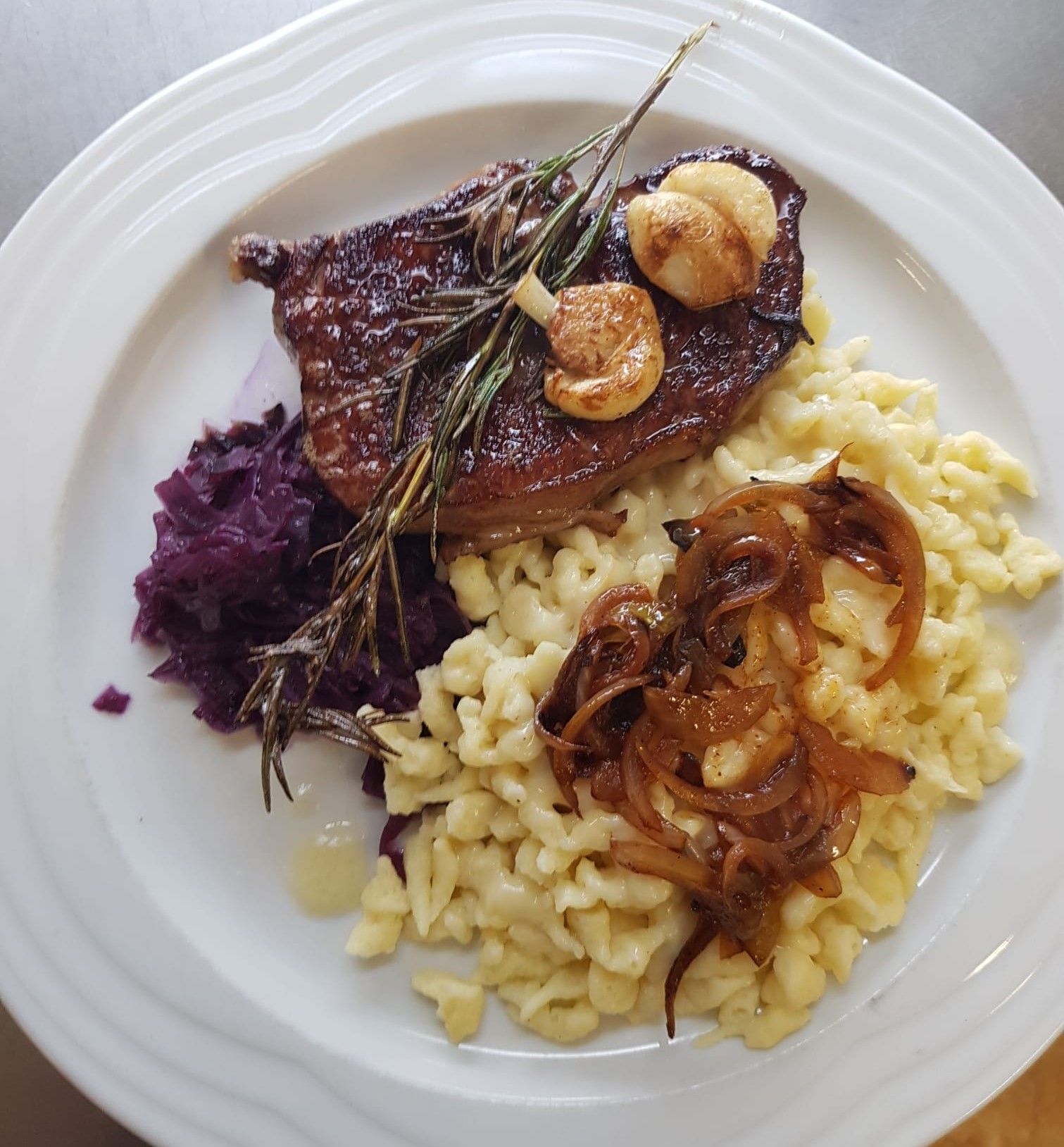 Zwiebelrostbraten mit Spätzle und Blaukraut