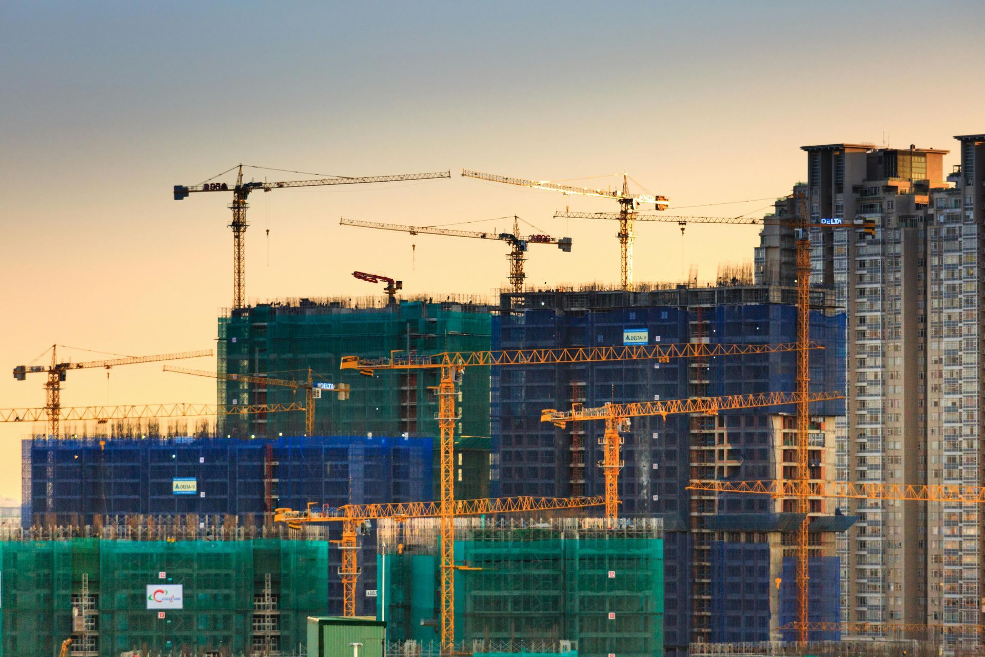 Un sitio de construcción con muchas grúas y edificios en construcción.