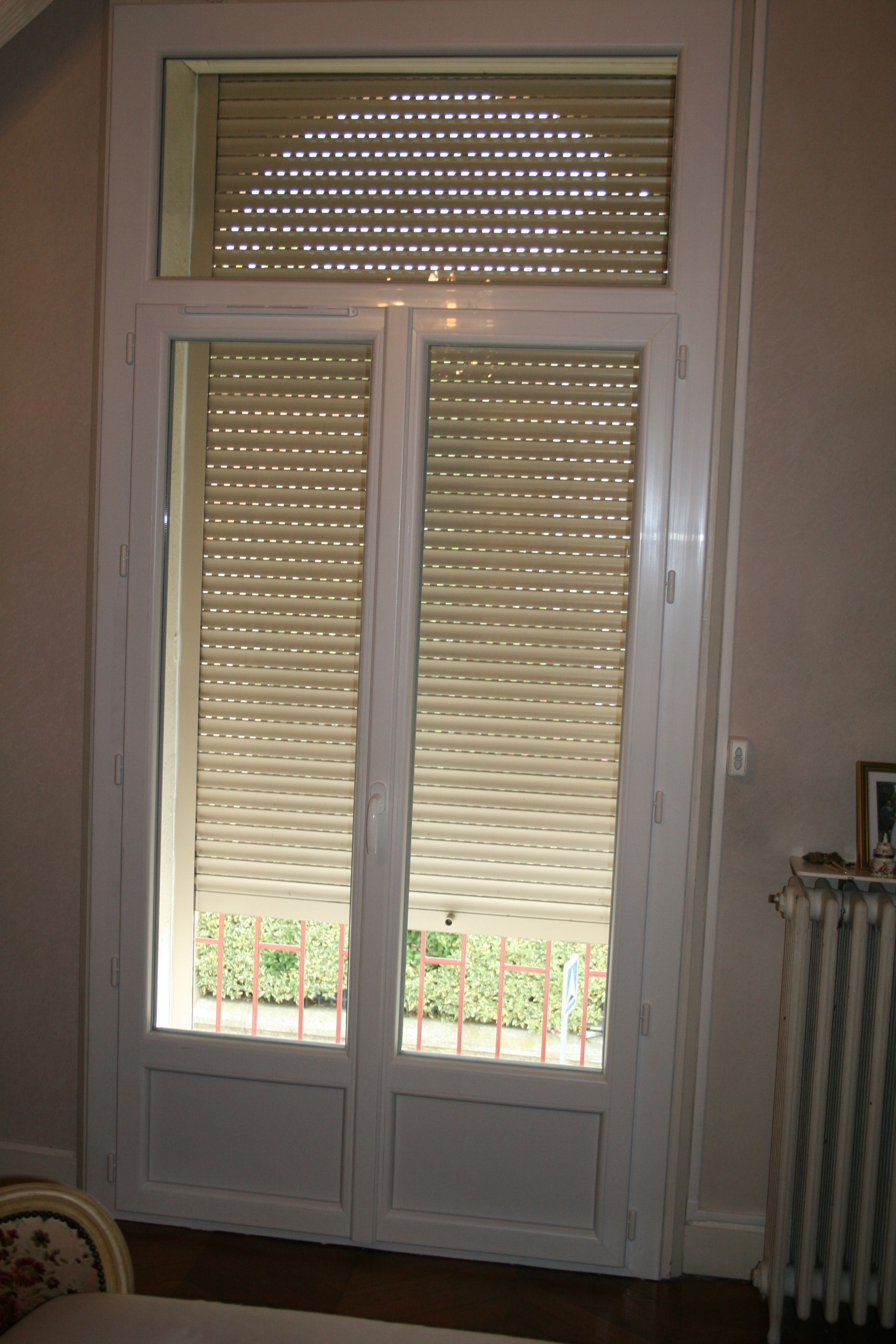 Store fermé derrière une fenêtre 01