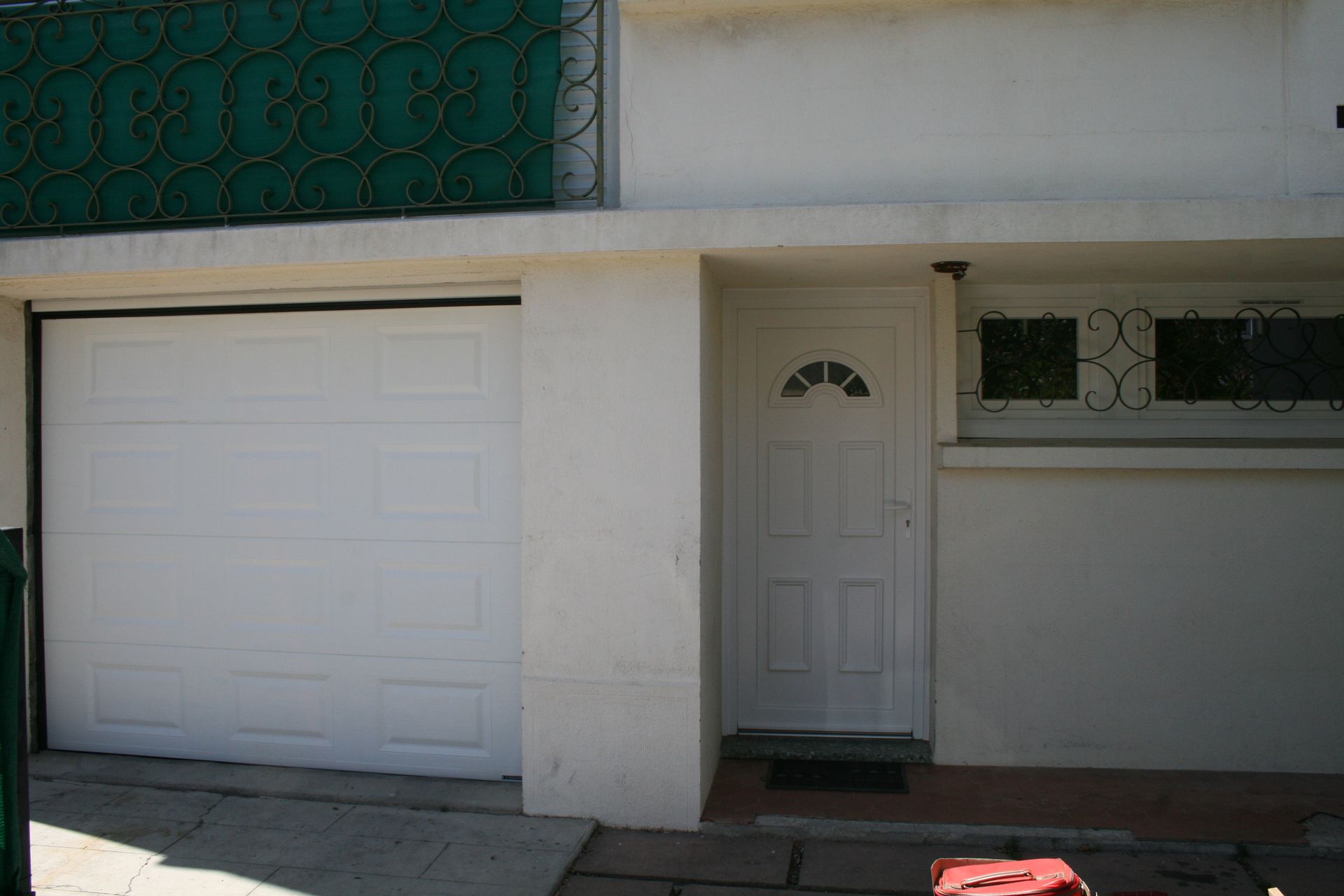 Porte de garage et porte d'entrée d'une habitation