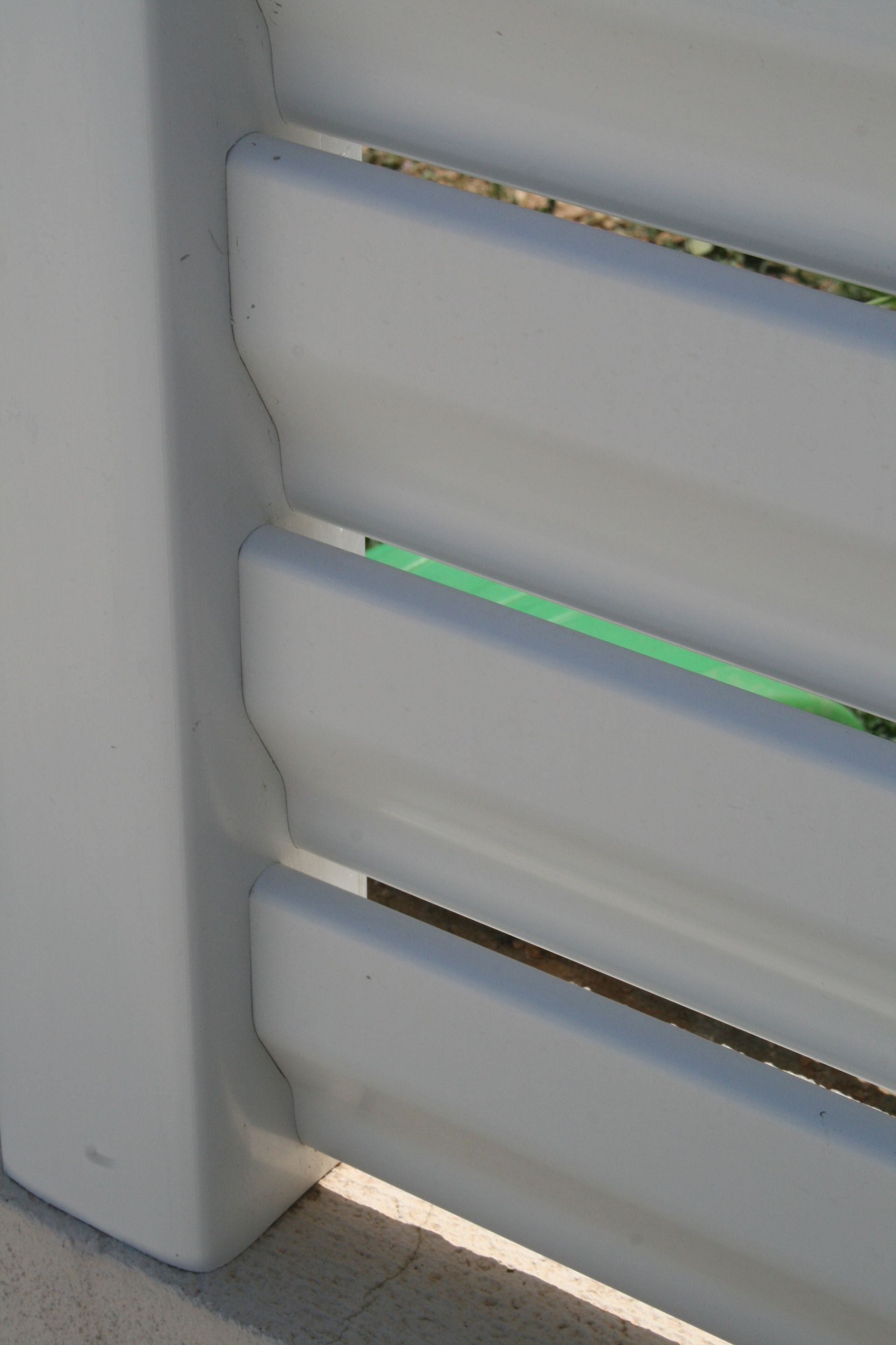 Gros plan sur le bas d'une clôture