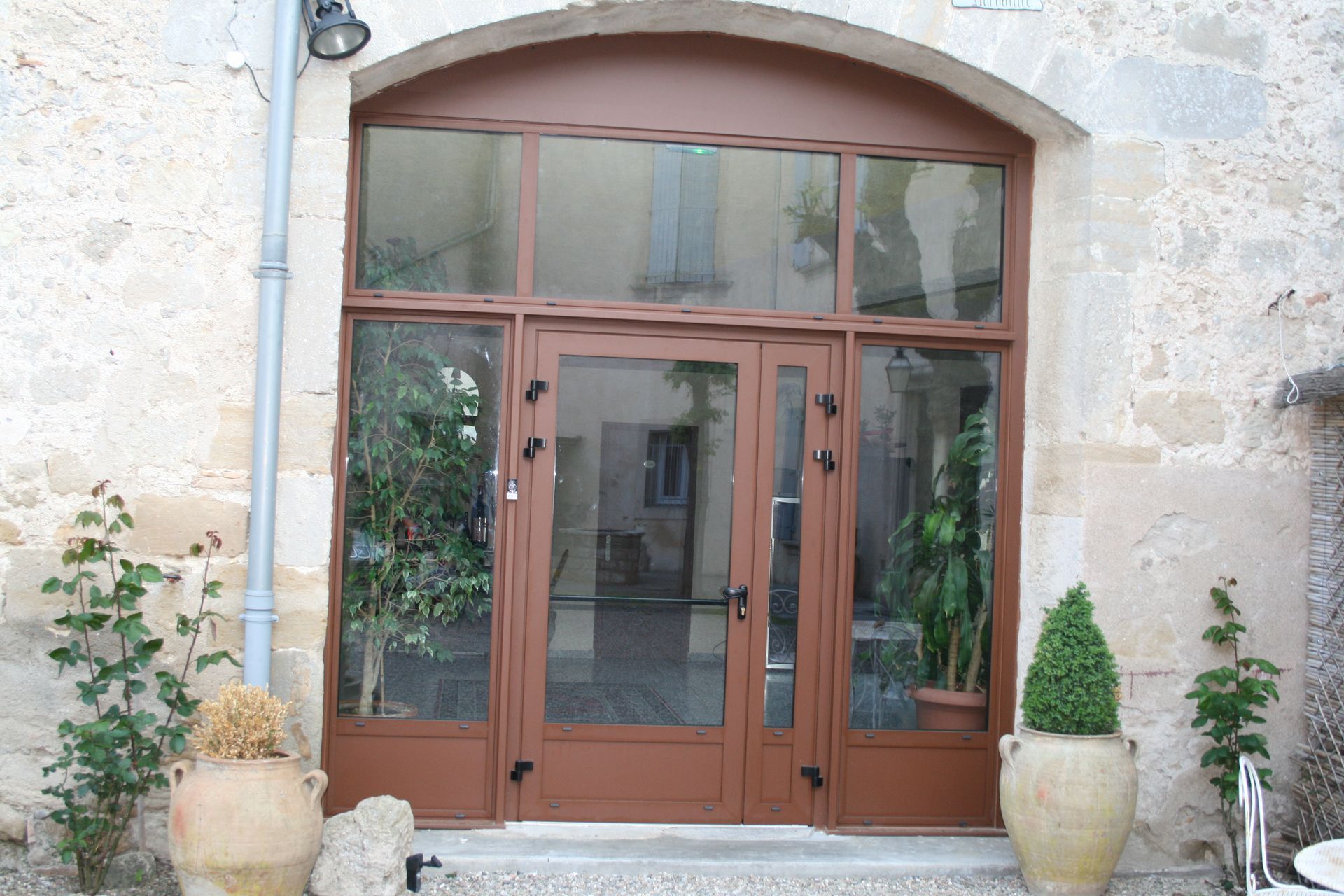 Porte d'entrée avec de grandes baies vitrées