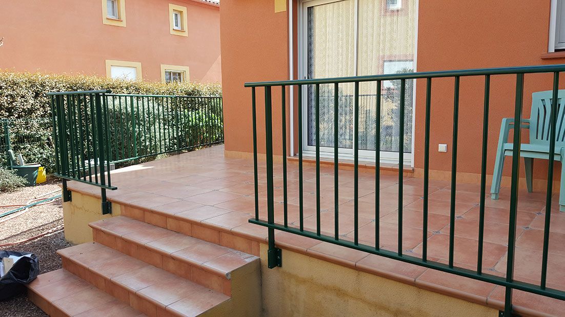 Garde-corps en métal autour d'une terrasse surélevée