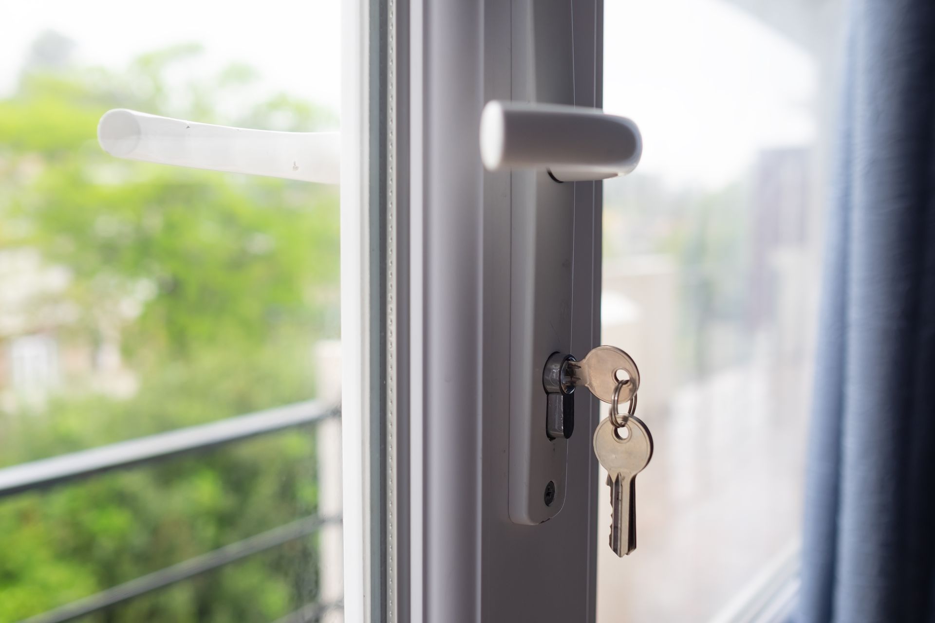 Zoom sur les clefs d'une porte menant sur un balcon