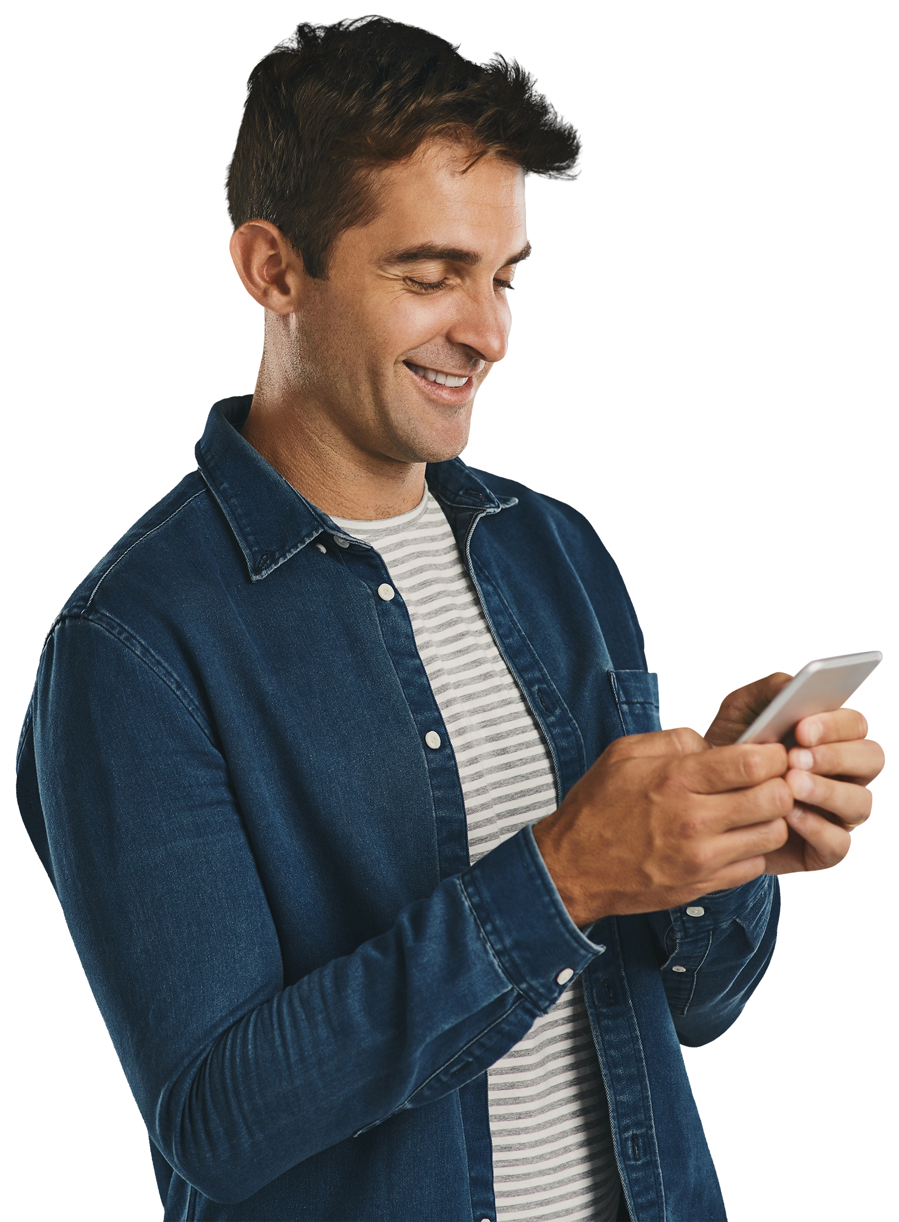 Un homme souriant qui consulte son smartphone
