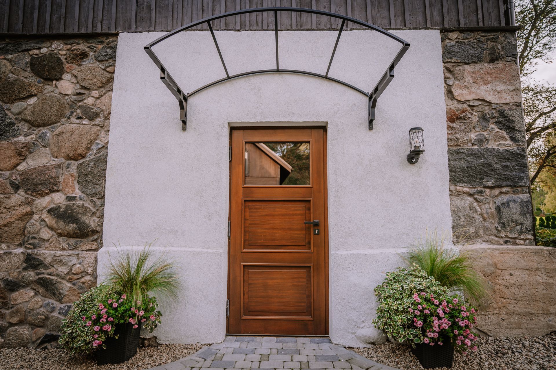 Marquise courbée au-dessus d'une porte d'entrée en bois