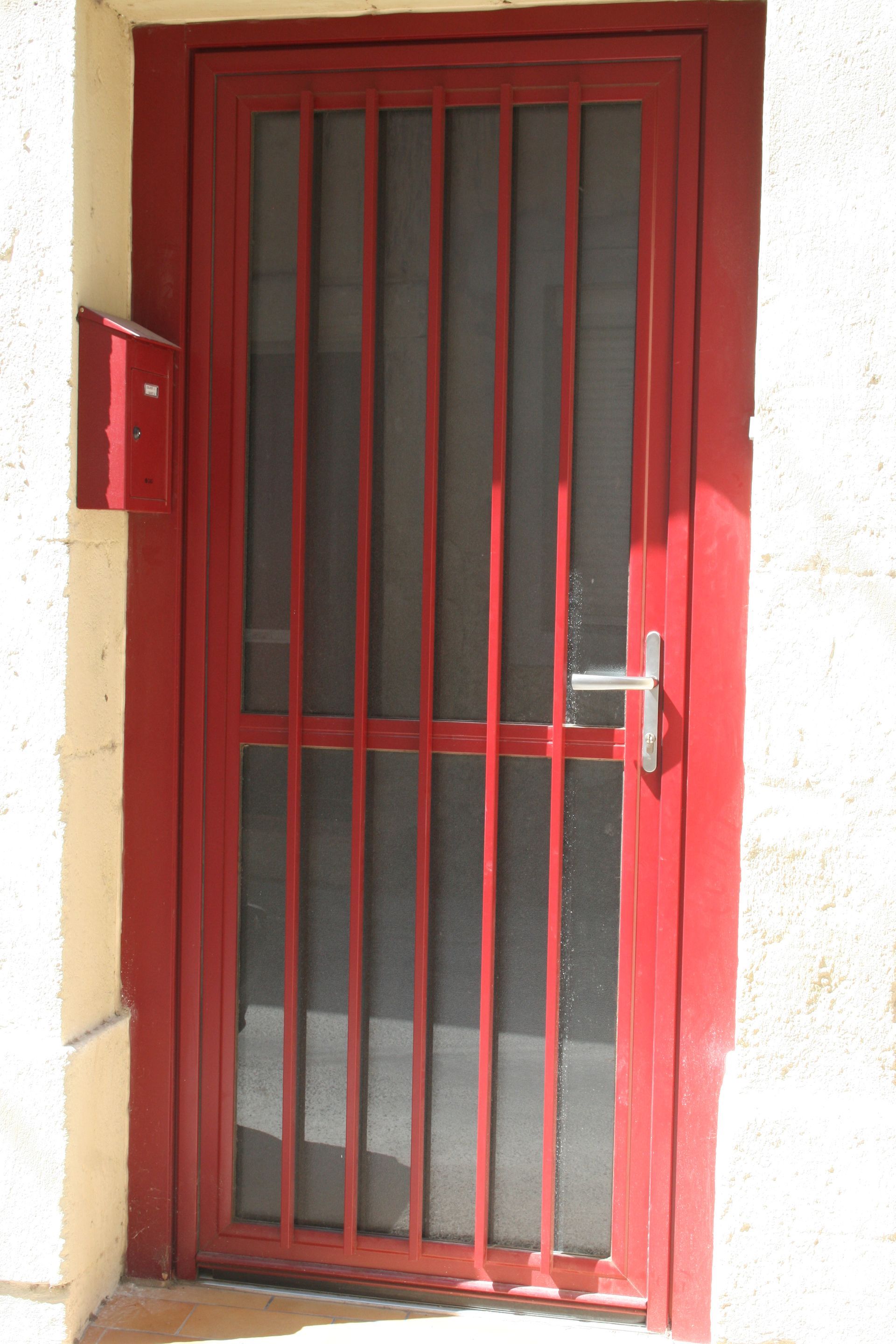 Porte d'entrée de couleur rouge