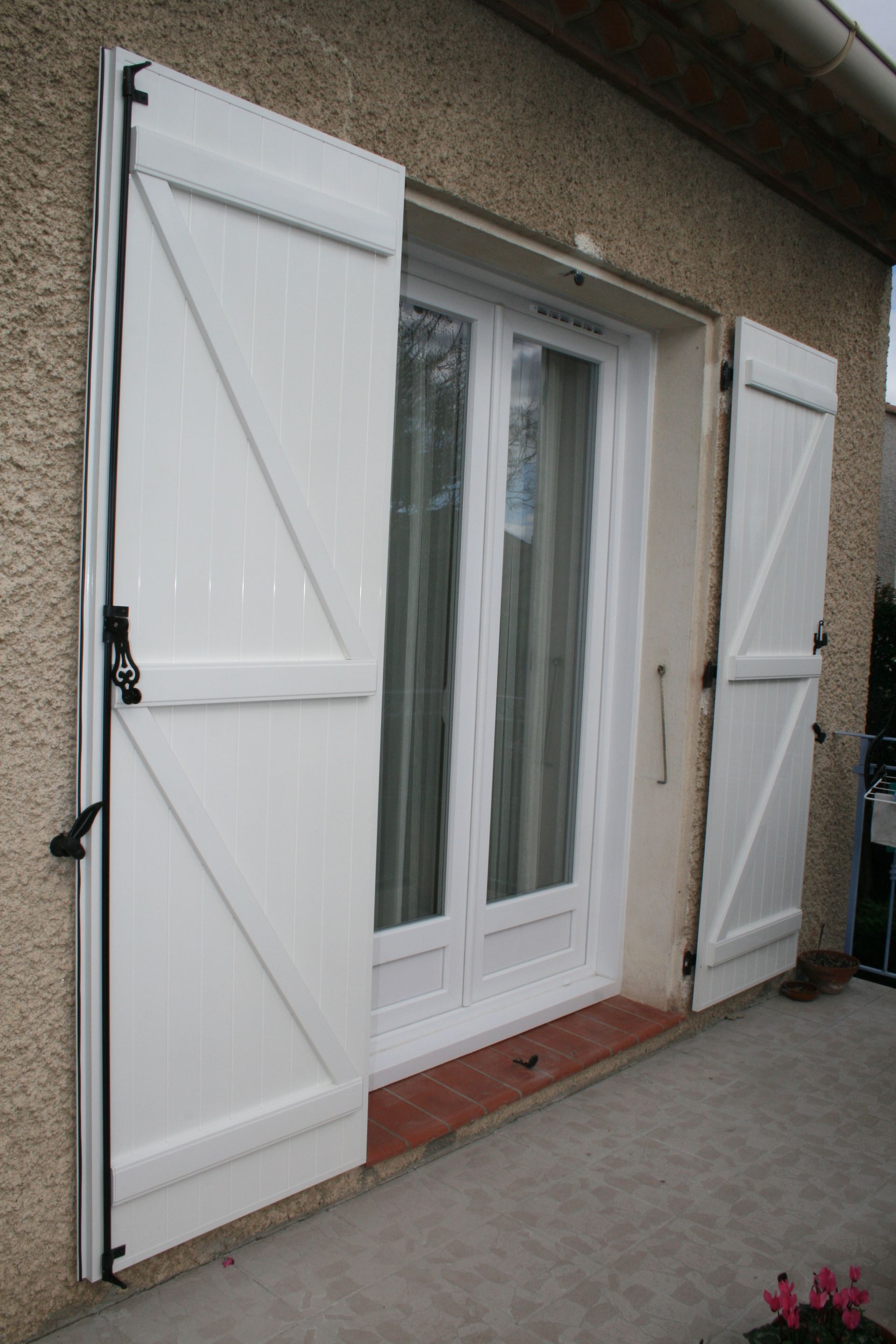 Volets battants blanc d'une fenêtre de maison