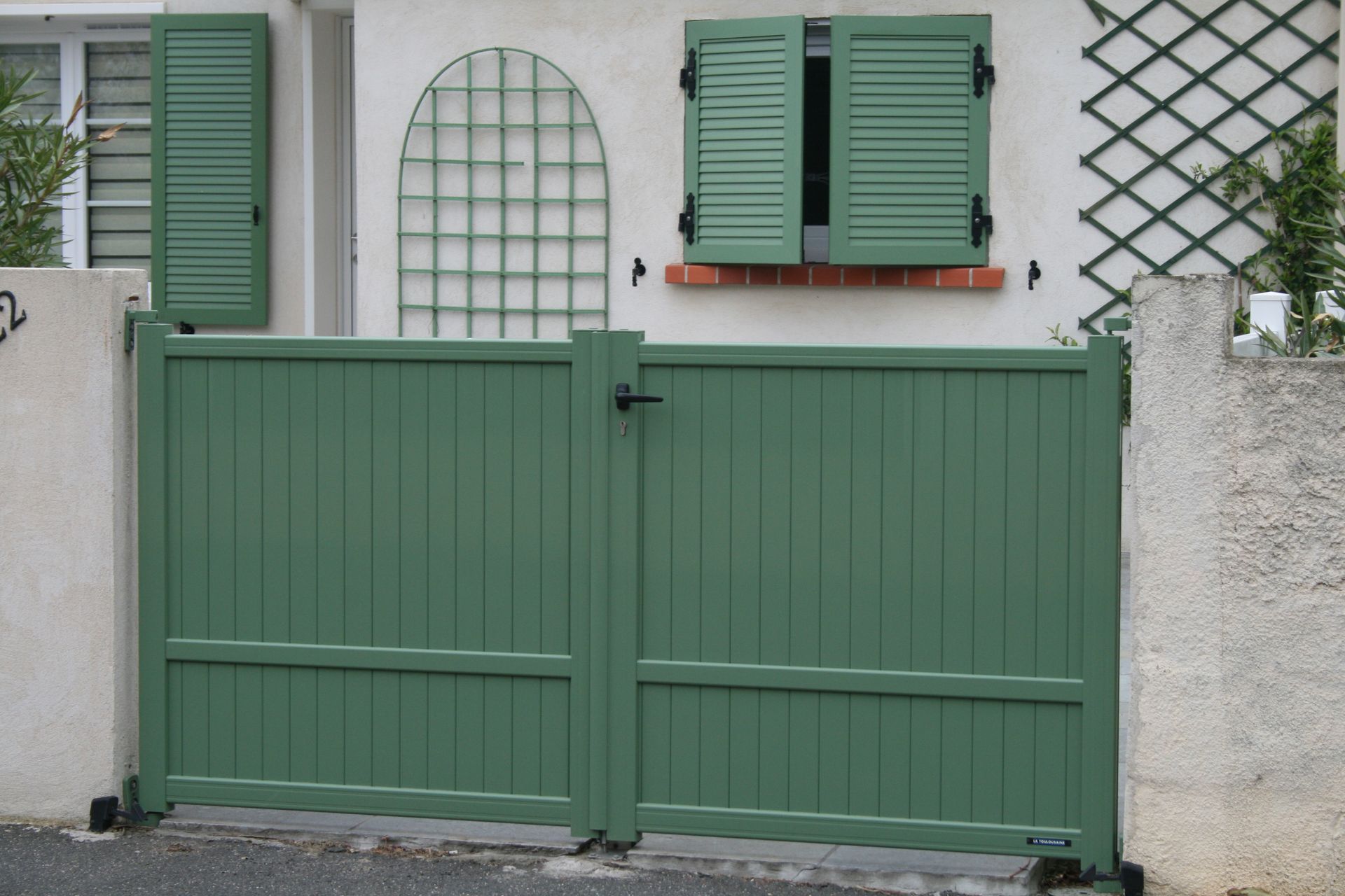 Grand portail à doubles portes de couleur verte