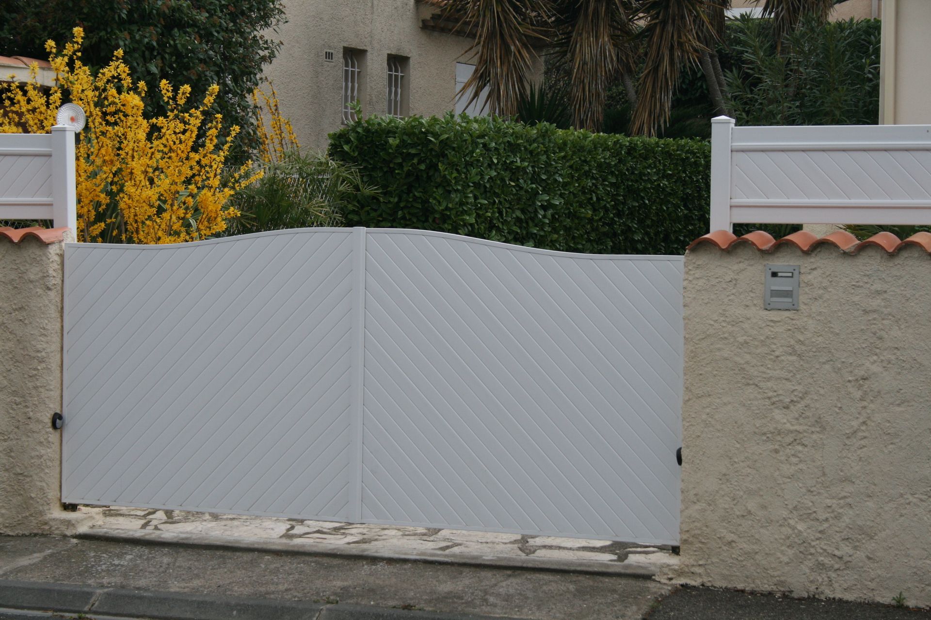 Large portail à doubles portes