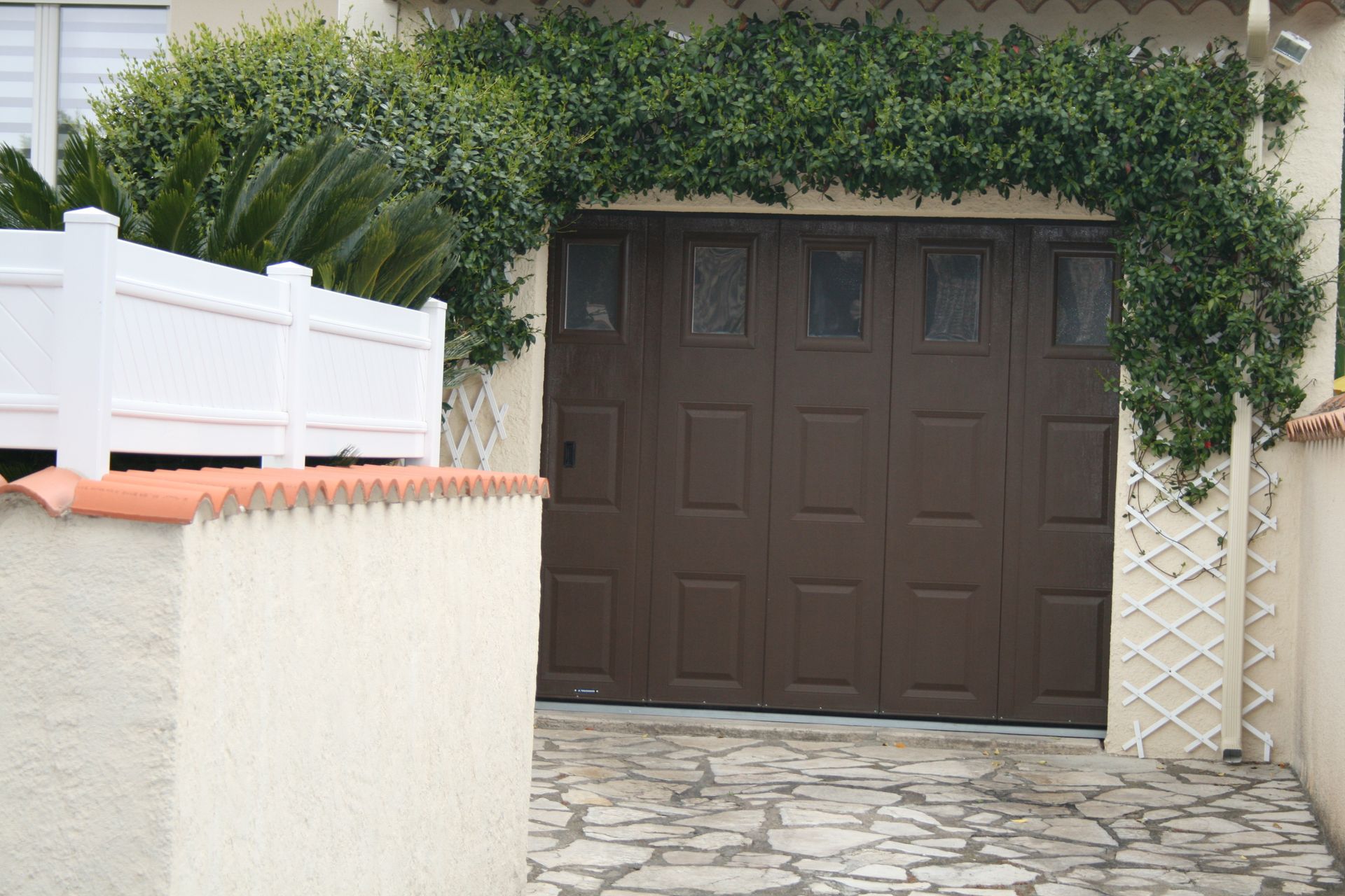 Porte de garage fermée de couleur brun foncé
