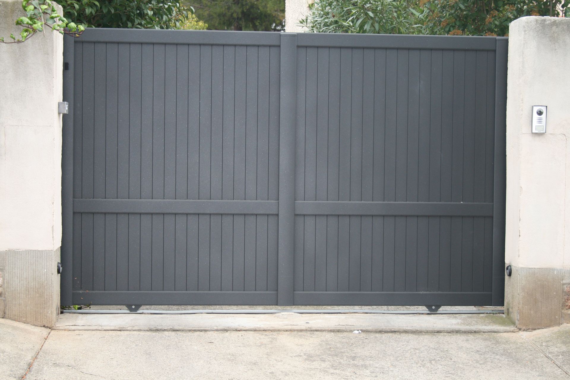 Portail gris anthracite fermé