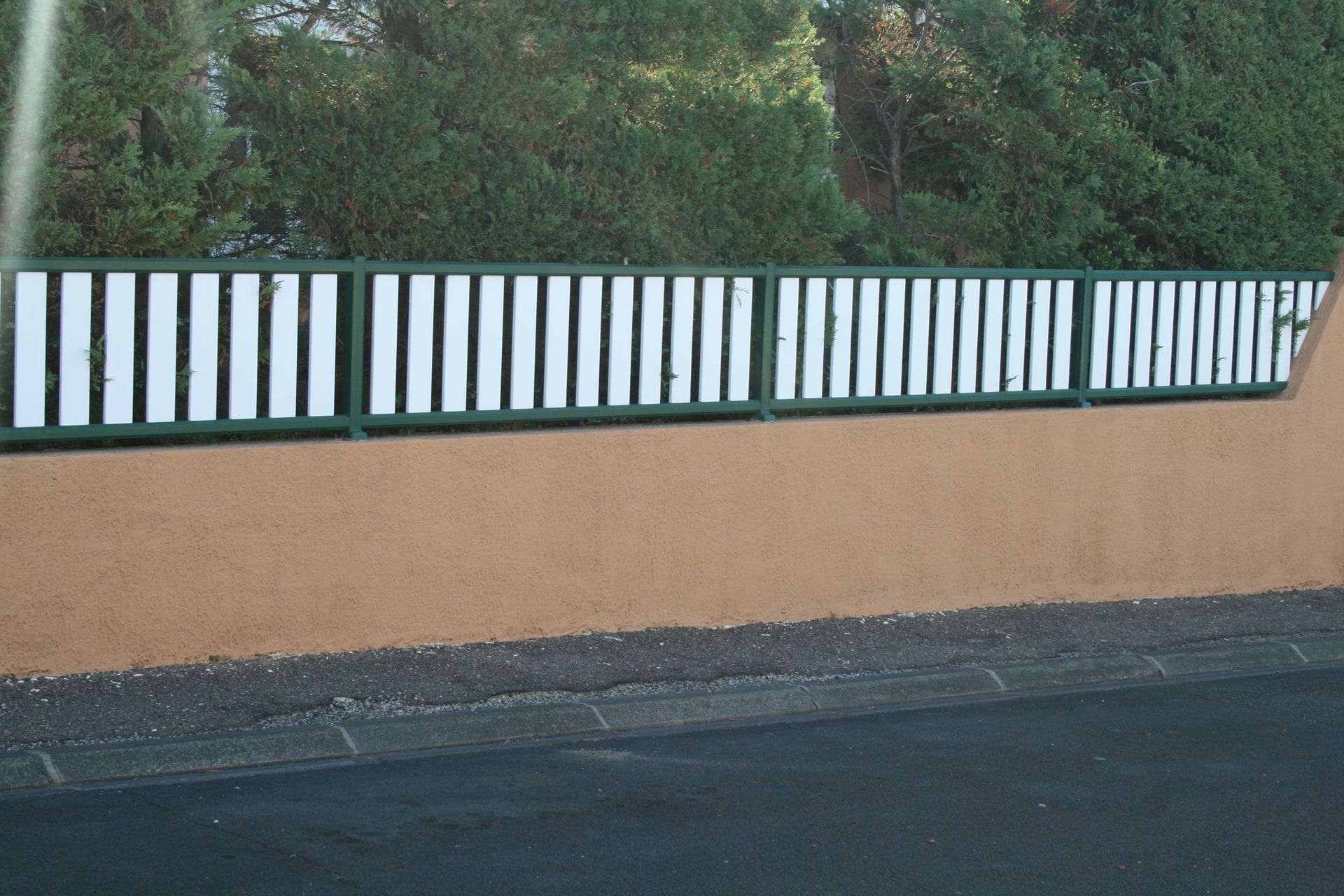 Clôture blanche sur un muret