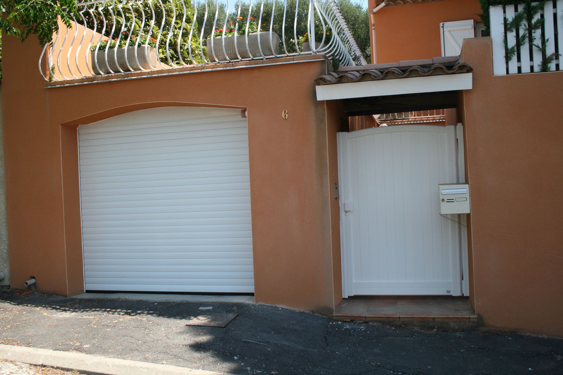Porte de garage et portillon d'une habitation