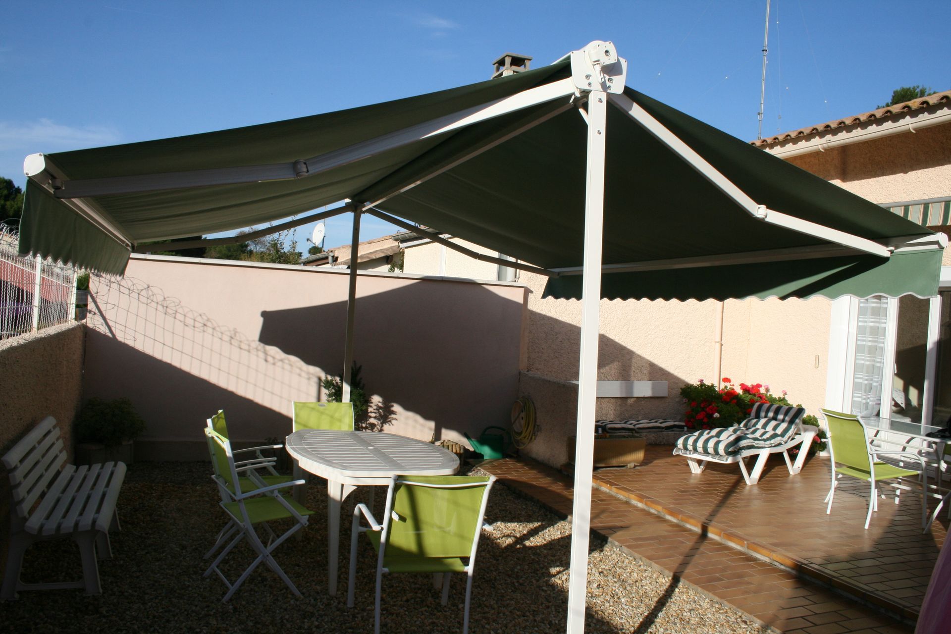 Store extérieur sur une terrasse