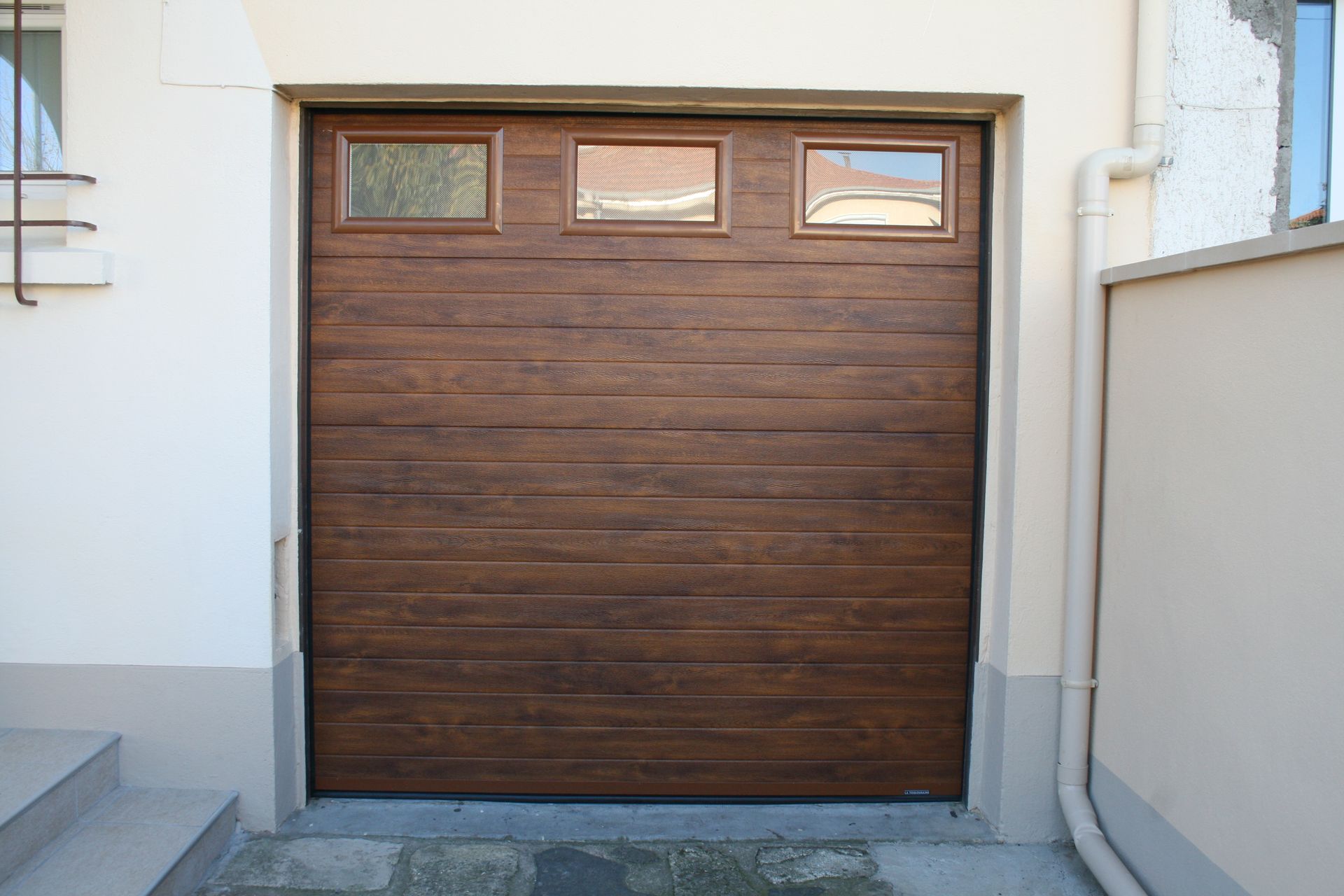 Porte de garage de couleur brun foncé