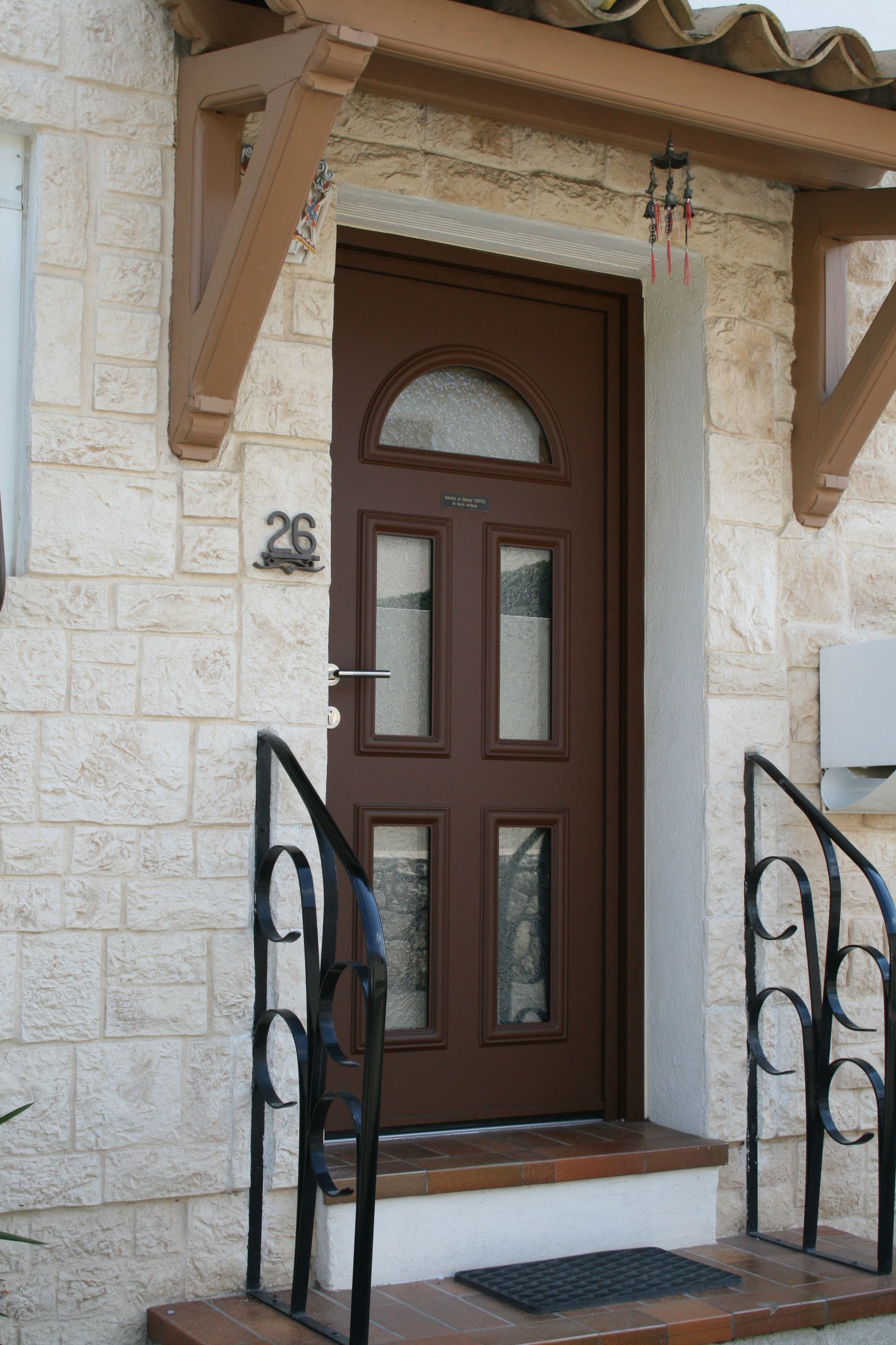 Porte d'entrée marron au numéro 26