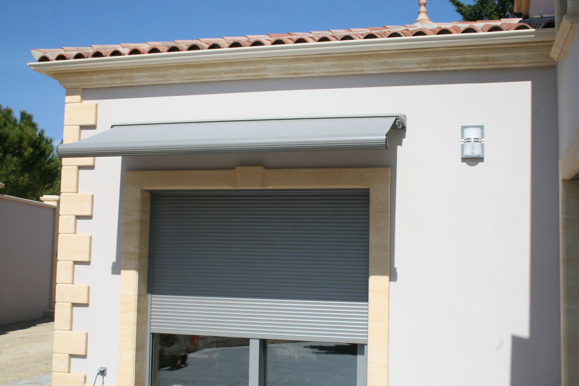 Store à moitié fermé d'une habitation 01