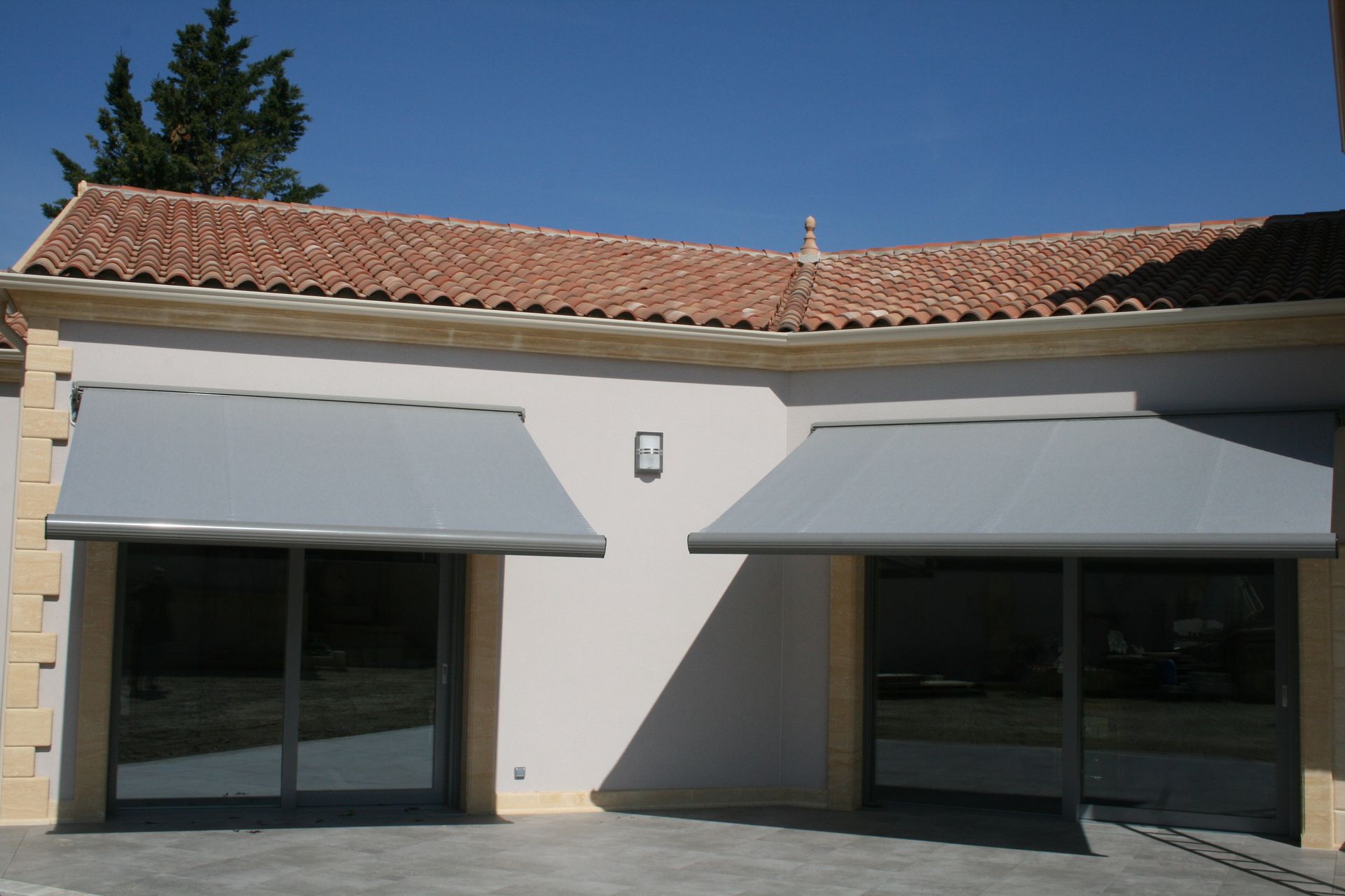 Doubles stores déployés au-dessus de deux grandes baies vitrées