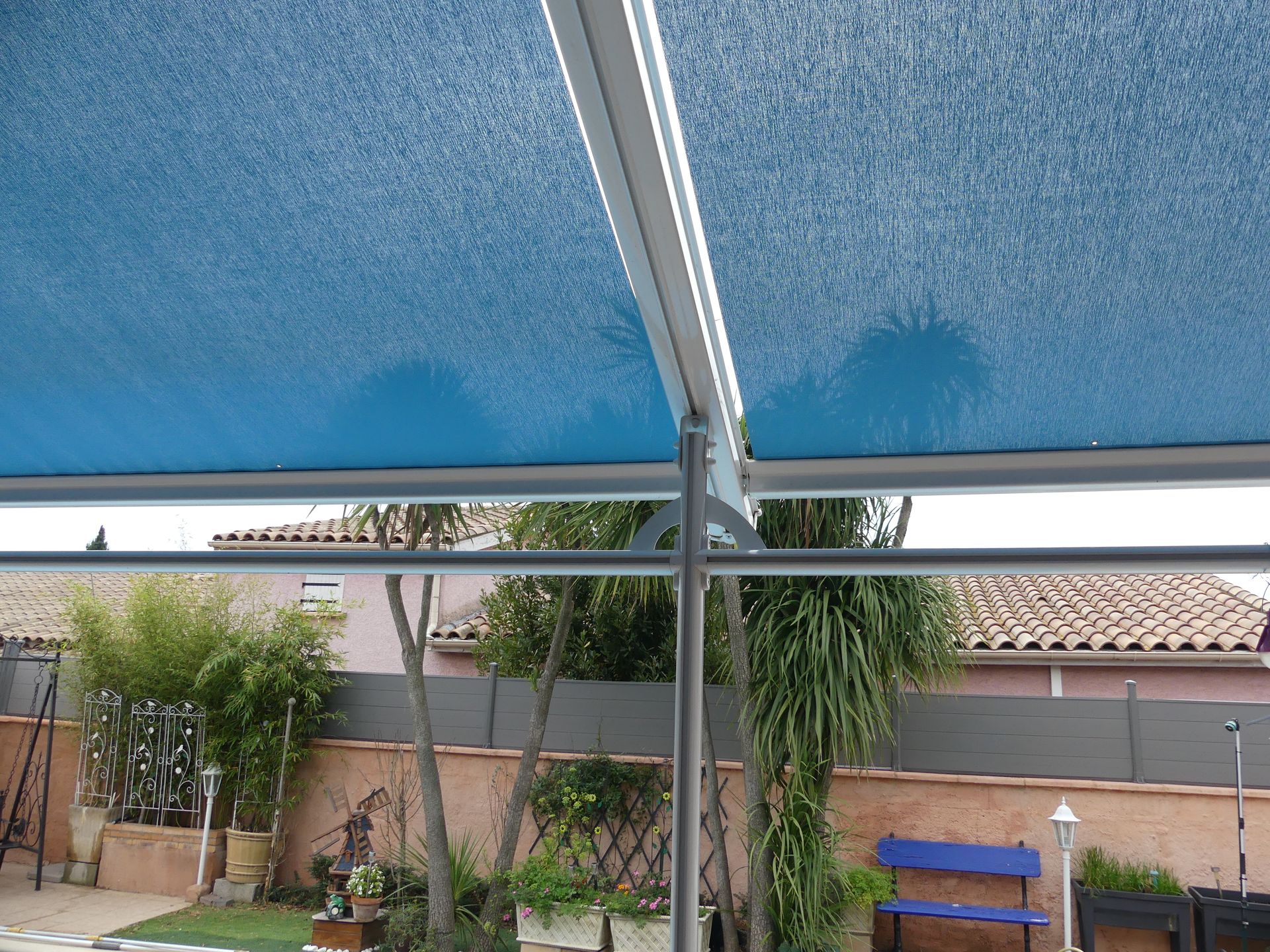 Dessous d'un store bleu