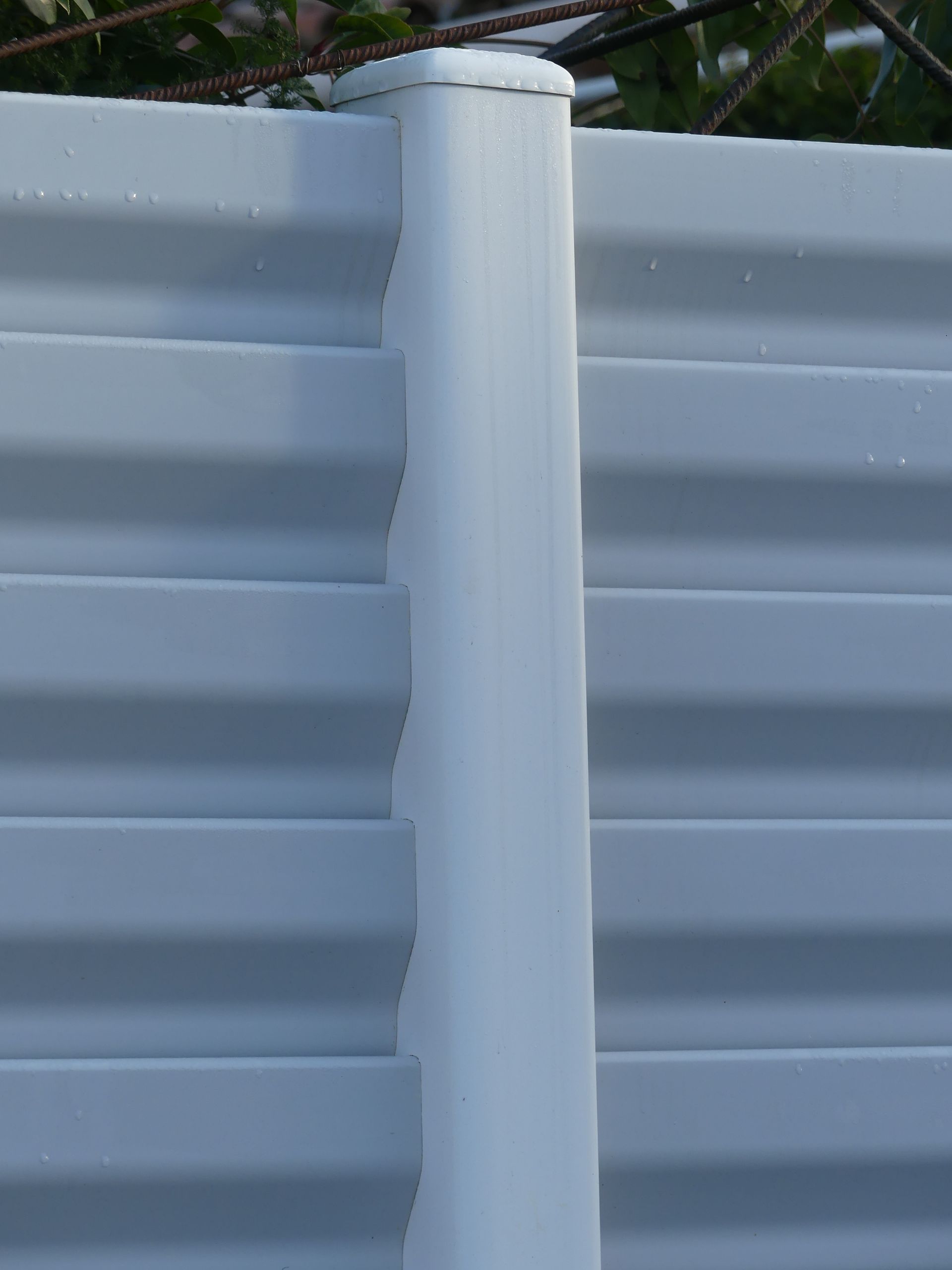 Gros plan sur une clôture en PVC