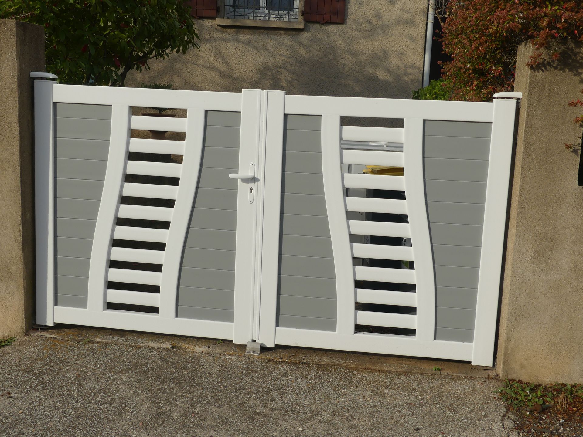 Portail gris et blanc fermé