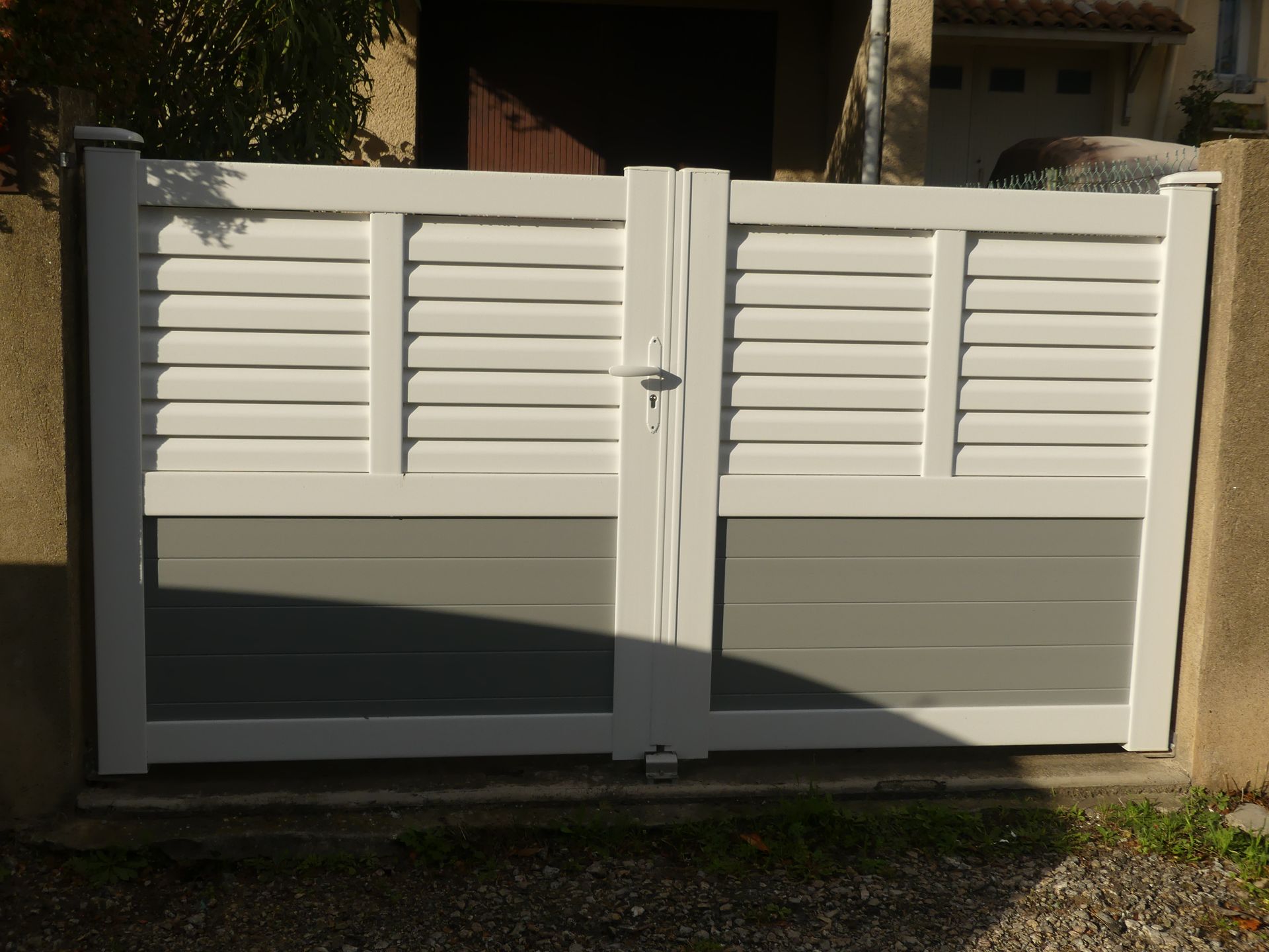 Portail blanc à double battant gris et blanc